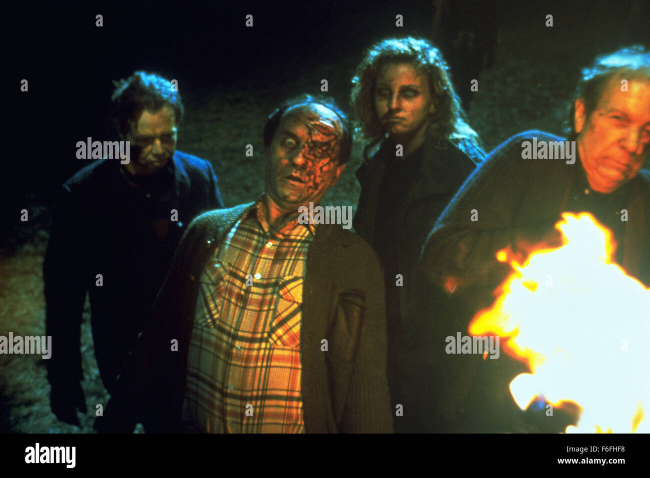 Datum der Freigabe: 19. Oktober 1990 Titel: Nacht der lebenden Toten STUDIO: Columbia Bilder Regie: Tom Savini PLOT: ein Remake des George Romeros 1968 schwarz-weiß-Klassiker, der auf einem Friedhof beginnt, wie die vor kurzem Toten wieder zum Leben - aus einer unbekannten Ursache - und das Leben als ihre Beute angreifen. Eine Frau flieht die erschreckenden Zombies Zuflucht mit anderen in einem Bauernhaus, jeden Kadaver kilometerweit hungert für ihr Fleisch zu nehmen. Werden sie es durch die Nacht... machen, die die Toten wieder zum Leben erweckt wurde?  Im Bild: Zombies.  (Bild Kredit: C Columbia Pictures/Entertainment Bilder/ZUM Stockfoto