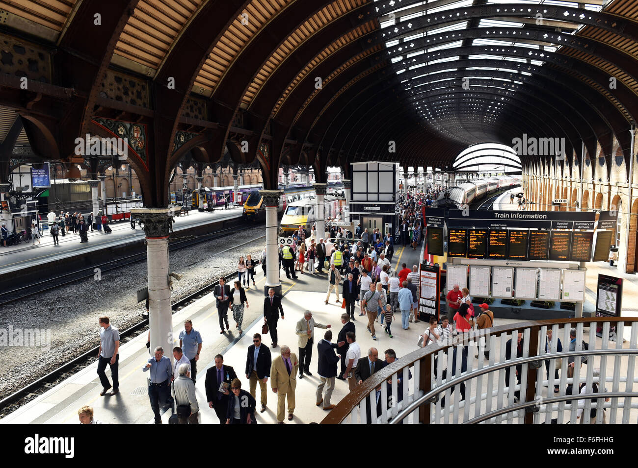 Menschenmengen füllen die Bahnsteige im Bahnhof von York Stockfoto