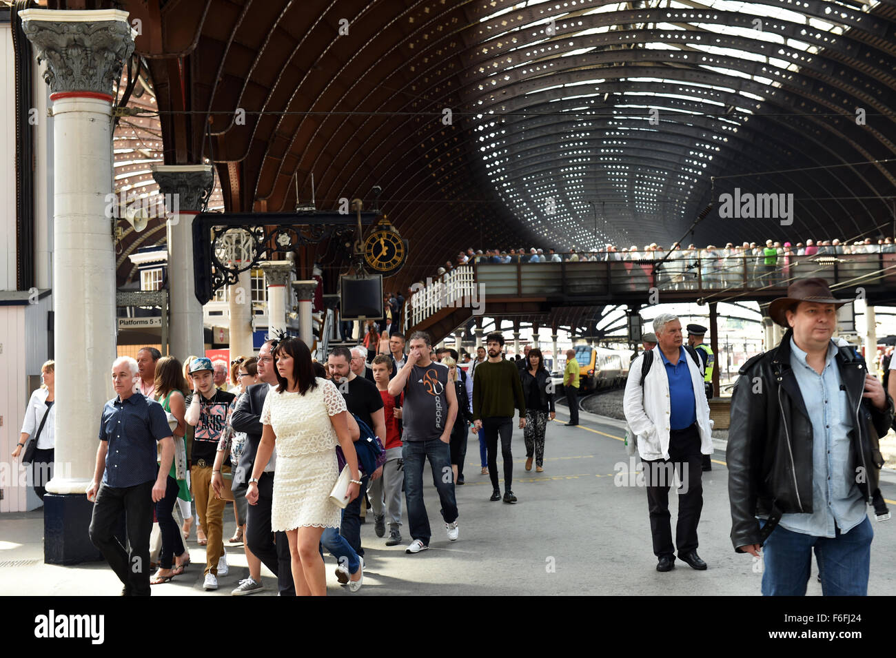 Menschenmengen füllen die Bahnsteige im Bahnhof von York Stockfoto