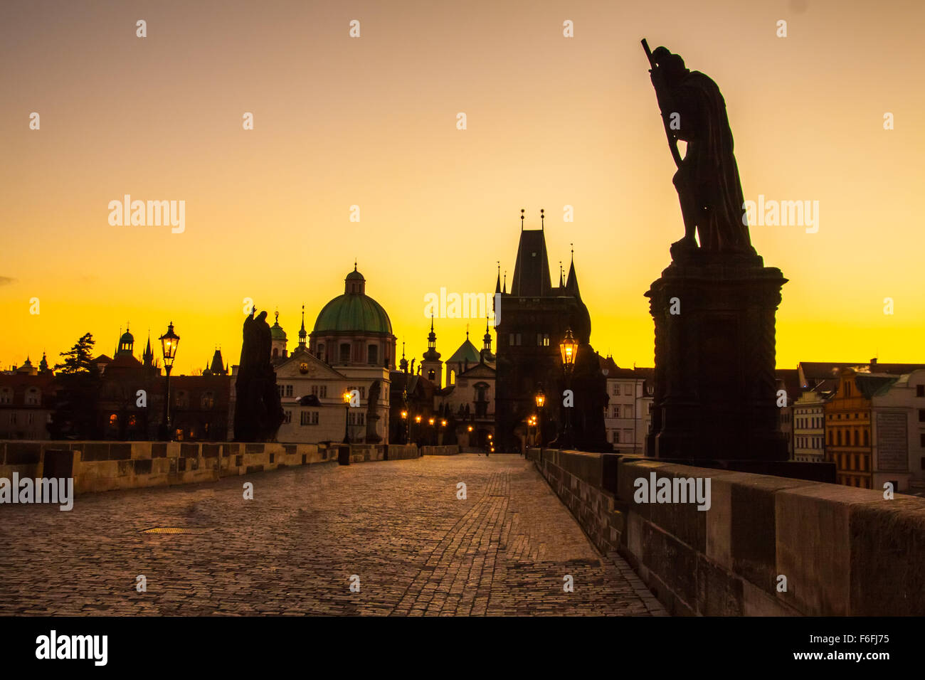 Blick auf Prag Karlsbrücke am Morgen Stockfoto