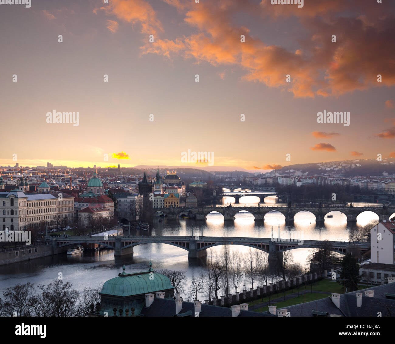 Prag in der Dämmerung, Blick auf Brücken auf Moldau Stockfoto