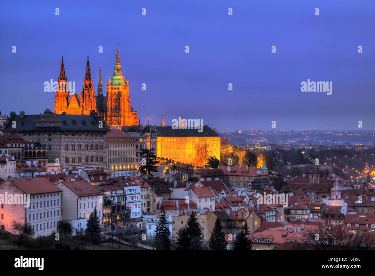 Nacht Prag mit gotischen Burg, Tschechische Republik Stockfoto