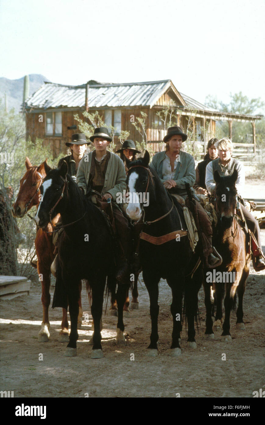 Datum der Freigabe: 1. August 1990 Film Titel: Young Guns II STUDIO: 20. Jahrhundert-Fuchs-Direktor: Geoff Murphy PLOT: Billy "The Kid" und seine Bande ist durch das Gesetz wollte, und wenn 'Doc' Scurlock und Chavez erfasst werden, Billy hat um sie zu retten. Sie entkommen und Süd für Mexiko. "Wir mieten einen Dieb zu fangen", sagte John S. Chisum, so dass er Pat Garrett, einem Billys ehemaliger Partner, $1000 für die Tötung von William H. Bonney aka Billy 'The Kid' bezahlt.   Bild: EMILIO ESTEVEZ als "Billy the Kid" William H. Bonney, mit seiner Bande.   (Bild Kredit: c 20. Jahrhundert-Fuchs/Unterhaltung-Pic Stockfoto