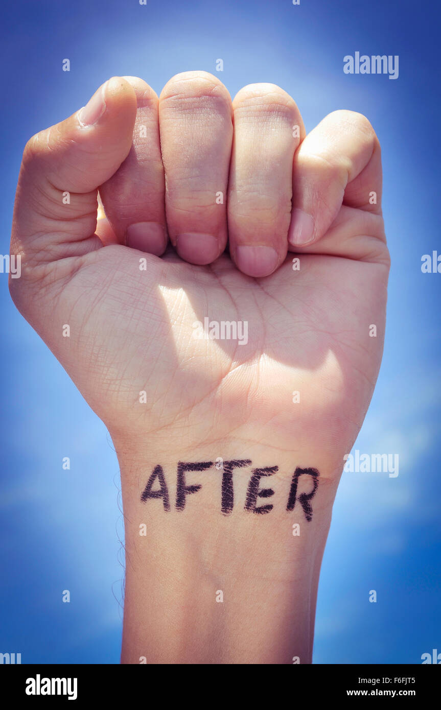 Nahaufnahme von der Faust des kaukasischen Jüngling mit dem Wort nach seinem Handgelenk, gegen den blauen Himmel geschrieben Stockfoto