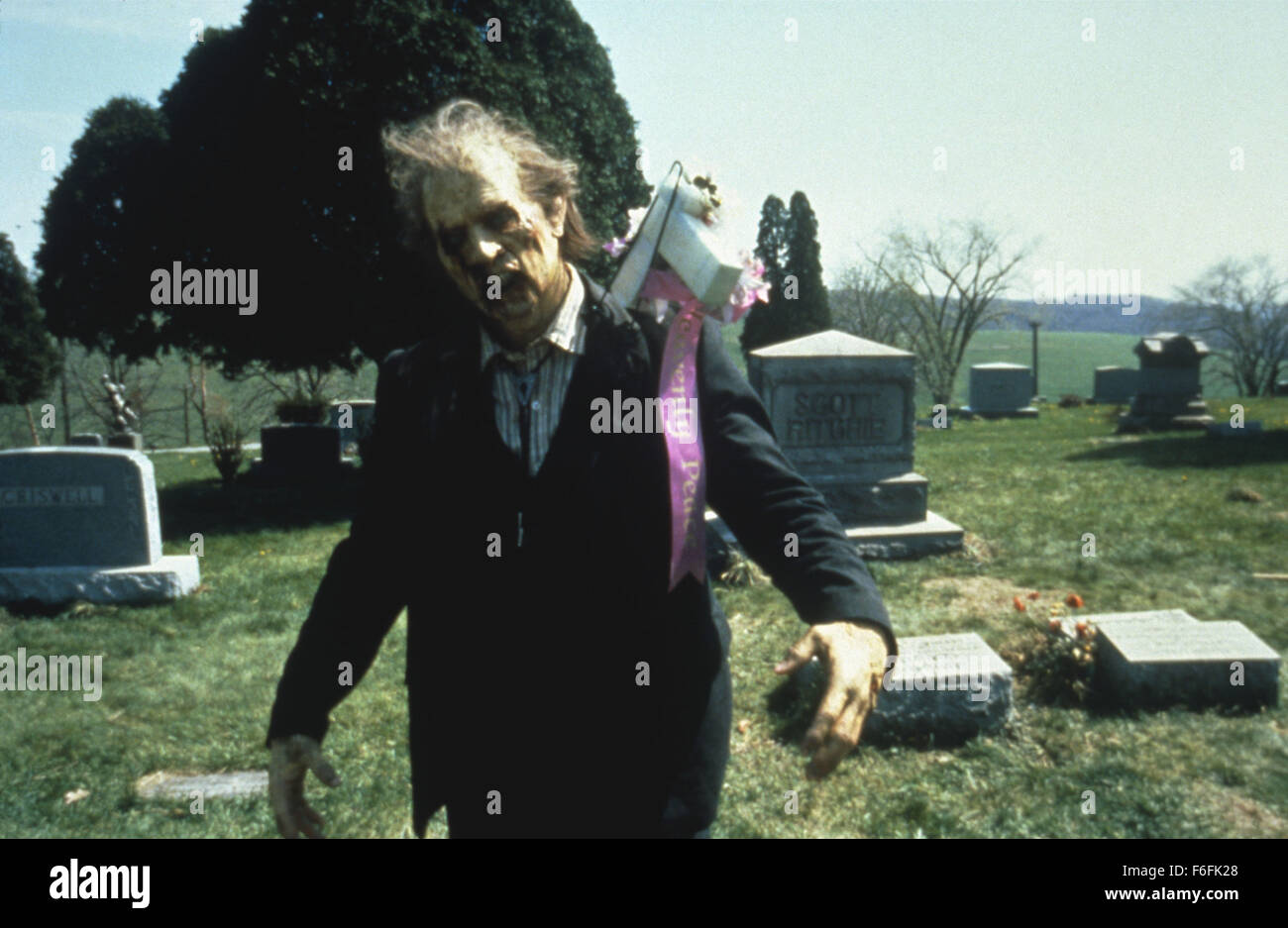 Datum der Freigabe: 19. Oktober 1990 Titel: Nacht der lebenden Toten STUDIO: Columbia Bilder Regie: Tom Savini PLOT: ein Remake des George Romeros 1968 schwarz-weiß-Klassiker, der auf einem Friedhof beginnt, wie die vor kurzem Toten wieder zum Leben - aus einer unbekannten Ursache - und das Leben als ihre Beute angreifen. Eine Frau flieht die erschreckenden Zombies Zuflucht mit anderen in einem Bauernhaus, jeden Kadaver kilometerweit hungert für ihr Fleisch zu nehmen. Werden sie es durch die Nacht... machen, die die Toten wieder zum Leben erweckt wurde?  Im Bild: GREG FUNK als Friedhof Zombie.  (Bild Kredit: C Columbia Bilder/eingeben Stockfoto