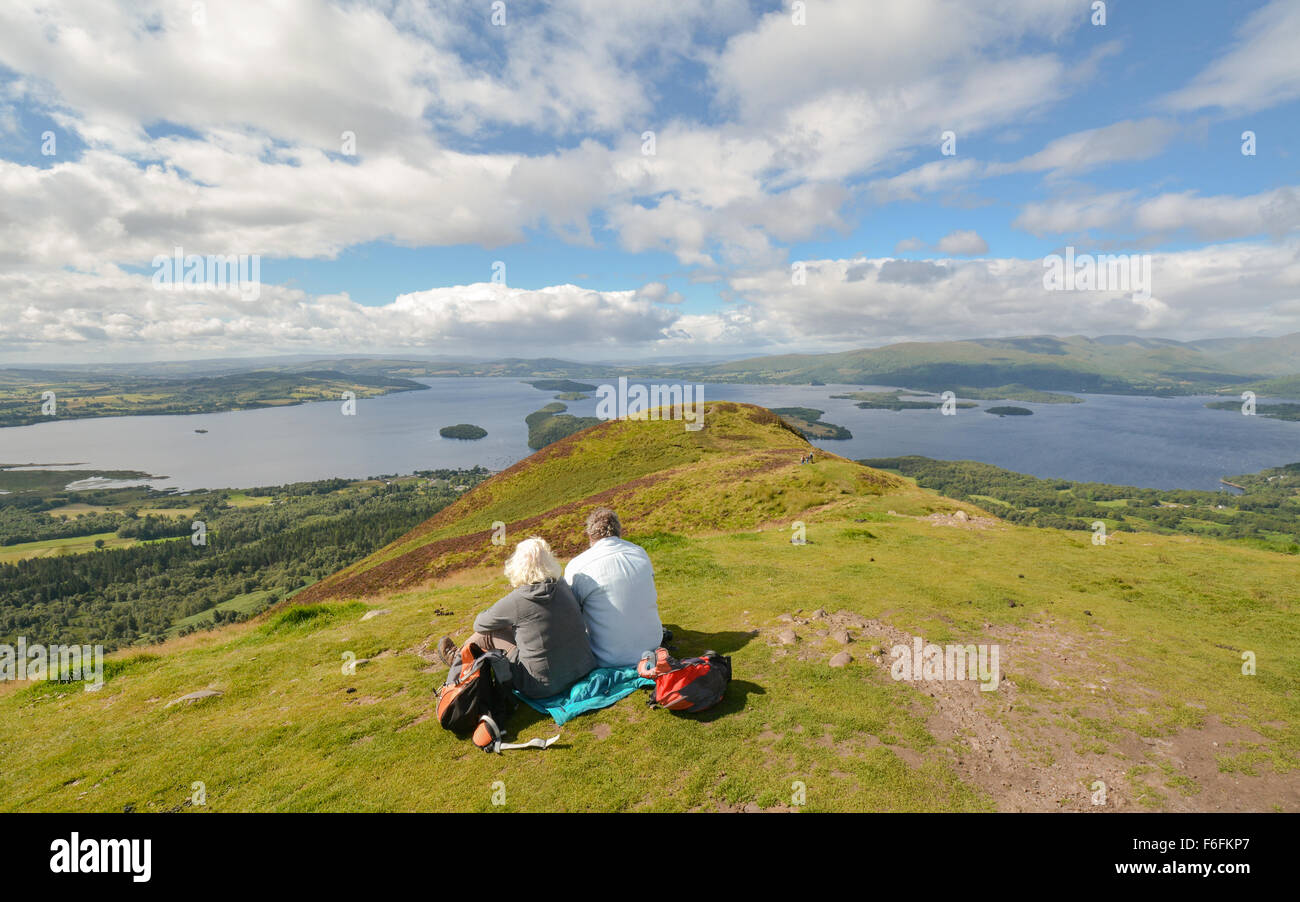 Zwei Wanderer genießen Aussicht auf Loch Lomond- und geographische Highland Boundary Bruchlinie quer-vom Conic Hill Stockfoto