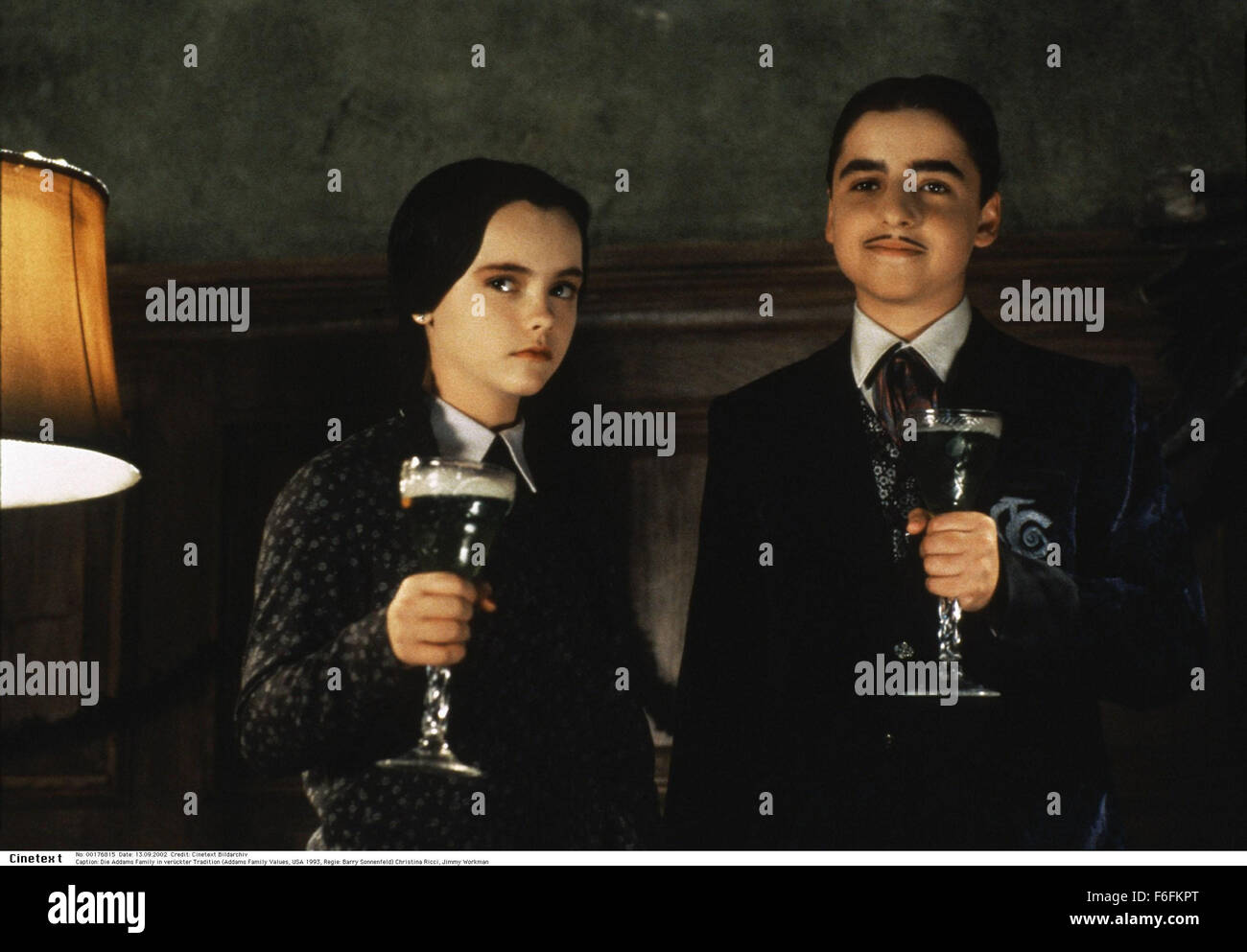 Datum der Freigabe: 22. November 1991. FILMTITEL: Die Addams Family - STUDIO: Paramount Pictures. PLOT: Betrüger wollen Vlies der exzentrische Familie mit einem Komplizen, der behauptet, ihre verloren geglaubte Onkel Fester werden. Im Bild: CHRISTINA RICCI als Mittwoch Addams und DAVID KRUMHOLTZ als Joel Glicker. Stockfoto