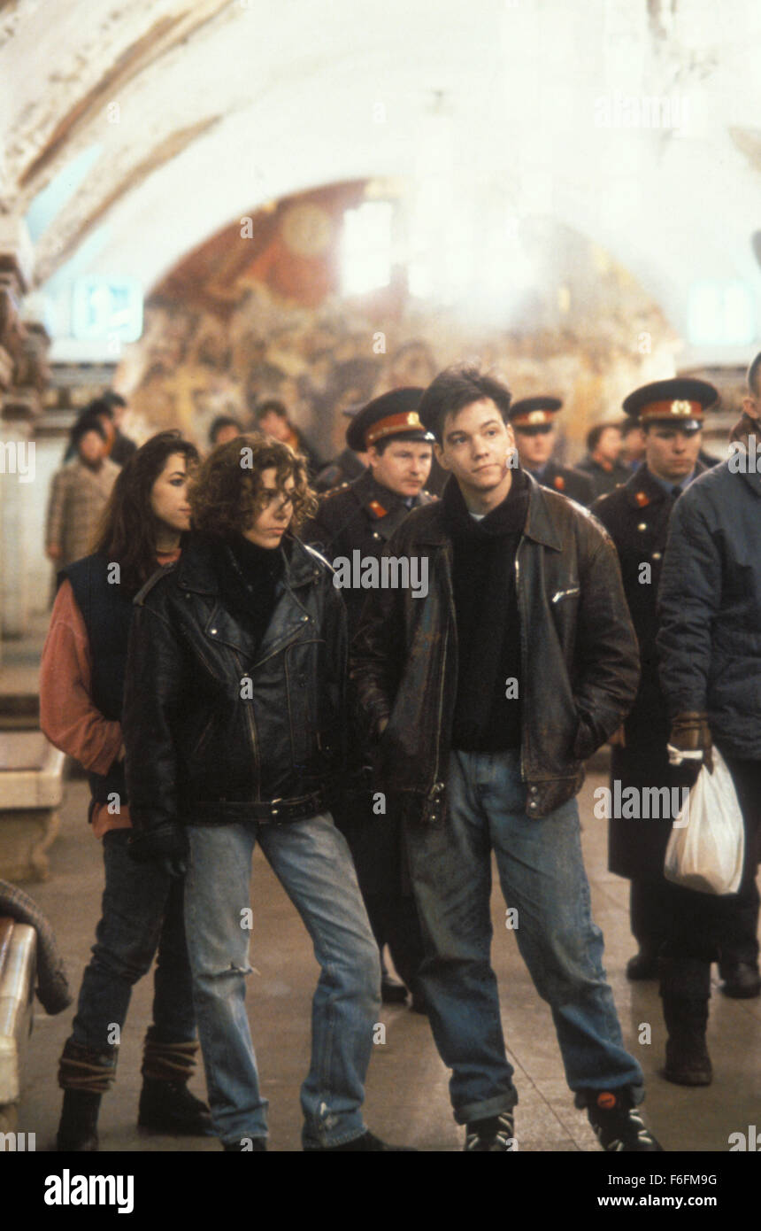 Erscheinungsdatum: 7. Februar 1992. FILMTITEL: Zurück in die UdSSR. STUDIO: JVC Entertainment Networks. PLOT: Während Gorbatschows Perestroika, Archer Sloan, Student der Chicago besucht Moskau während der Sowjetunion von kommunistischen Wildwest kapitalistischen Gesellschaft ändert. Rein vom Pech wird er einen Bauern in ein gefährliches Katz und Maus Spiel für eine schwarze Madonna, ein wertvolles Symbol, das vom russisch-orthodoxen Klerus gestohlen wurde, von der schnell wachsenden, reich und korrupten russischen Mafia, und dann von einem Schwarzmarkt-Mädchen, die er nur als ein Flirt gefolgt, die selbst nicht wissen, was sie geklaut. Die gut vernetzte m Stockfoto