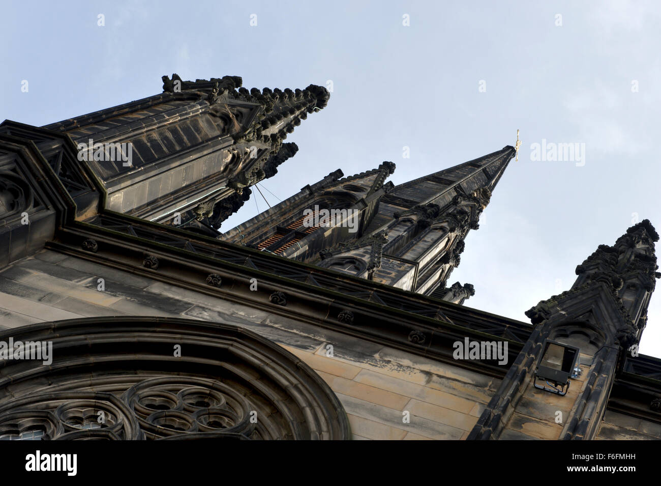 Blickte auf die Türme und komplizierten Steinarbeiten von einem religiösen Gebäude in Edinburgh Stockfoto