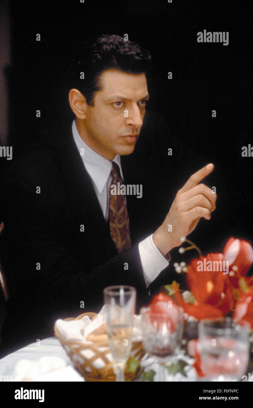 Datum der Freigabe: 15. April 1992. FILMTITEL: Deep Cover. STUDIO: New Line Cinema. PLOT: Ein schwarz uniformierter Polizist wird durch einen hinterhältigen Medikament Vollstreckungsorgan eine Schmuggel-Organisation, die in Designer-Drogen erweitern wollen zu infiltrieren rekrutiert. Diese "hässliche Seite des Krieges gegen die Drogen" untersucht Zusammenhang mit Rasse, Identität und Heuchelei innerhalb einer brutalen und befremdlich Untersuchung. Im Bild: JEFF GOLDBLUM als David Jason. Stockfoto