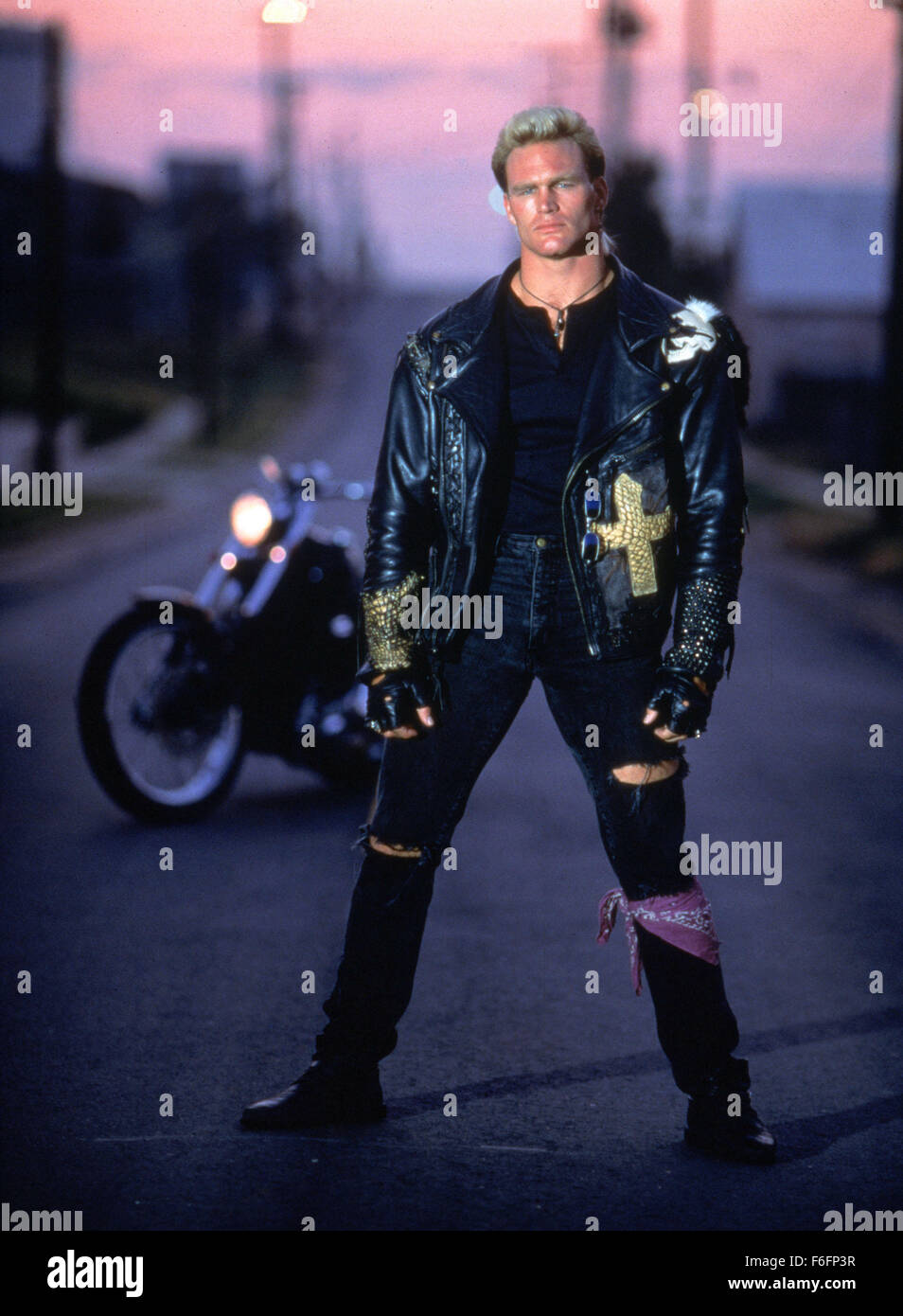 Erscheinungsdatum: 17. Mai 1991. FILMTITEL: Eiskalt. STUDIO: Columbia Pictures. PLOT: Joe Huff ist ein harter, Go It alone Cop mit einem Gespür für gefährliche Biker Banden zu infiltrieren. Das FBI erpressen Joe in einer undercover-Operation, einige extrem gewalttätigen Biker zu überführen, die bei der Einnahme ihres Führers wütend sind. Im Bild: BRIAN BOSWORTH als Joe Huff. Stockfoto