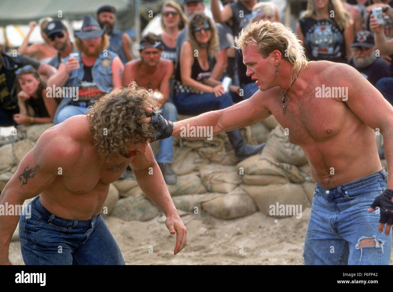 Erscheinungsdatum: 17. Mai 1991. FILMTITEL: Eiskalt. STUDIO: Columbia Pictures. PLOT: Joe Huff ist ein harter, Go It alone Cop mit einem Gespür für gefährliche Biker Banden zu infiltrieren. Das FBI erpressen Joe in einer undercover-Operation, einige extrem gewalttätigen Biker zu überführen, die bei der Einnahme ihres Führers wütend sind. Im Bild: BRIAN BOSWORTH (R) als Joe Huff. Stockfoto