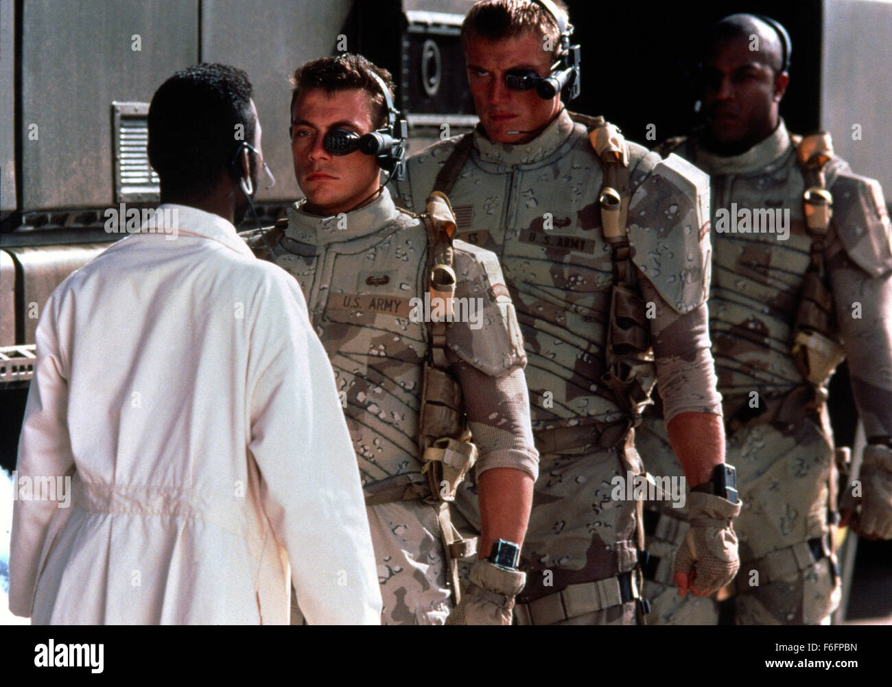 10. Juli 1992; Ashfork, AZ, USA; JEAN-CLAUDE VAN DAMME (Mitte links) als Luc Deveraux/GR44 und DOLPH LUNDGREN (Mitte rechts) als Andrew Scott/GR13 in der Sci-Fi Action film "Universal Soldier" unter der Regie von Roland Emmerich. Stockfoto