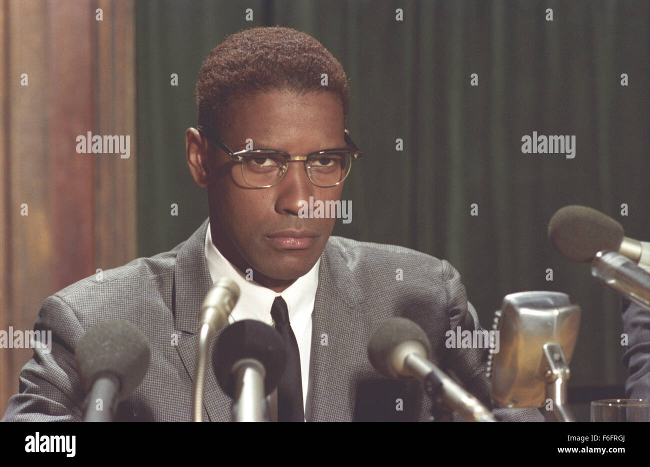 Datum der Freigabe: 18. November 1992. FILMTITEL: Malcolm X. STUDIO: JVC Entertainment. PLOT: Biographie von Malcolm X, der berühmten afroamerikanischen Führer. Malcolm geboren, sein Vater (Minister) von der Ku Klux Klan getötet wurde. Er wurde ein Gangster, und während im Gefängnis entdeckt die Nation of Islam Schriften von Elijah Muhammad. Er predigt die Lehren lassen wenn Sie aus dem Gefängnis, aber später auf einer Pilgerreise in der Stadt Mekka, es geht, er wandelt auf den ursprünglichen Islam und wird ein sunnitischer Muslim. Er ändert seinen Namen zu El-Hajj Malik Al-Shabazz und stoppt seine Anti-weißen Lehren, als He reali Stockfoto