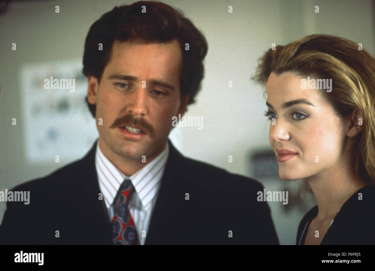 Datum der Freigabe: 22. Januar 1993. FILMTITEL: verhext. STUDIO: Preis und Kultur. PLOT: Der niedrigen Rezeption Matthew Welch stolpert an eine Chance auf ein Date mit supermodel Hexina gehen indem er vorgab, er ist jemand anderes. Aber etwas schief geht, am Tag, sie versucht, ihn zu töten! Sie tötet bald ein paar mehr Leute und leider alle Beweise deuten auf Matthew. Gloria, die, Matthew würde sie bitten, an einem Datum gewünscht hat, denkt er ist unschuldig und ist bereit zu helfen, aber abgeklärter Detektiv Ferguson ist heiß auf die Hinweise und Schließung zu Matthäus. Im Bild: CLAUDIA CHRISTIAN als Hexina. Stockfoto