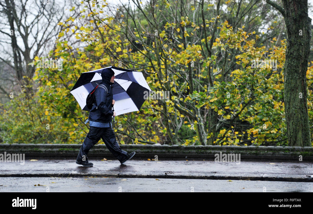 Brighton, UK. 17. November 2015. Dieser Mann war bereit für das Wetter im Queens Park in Brighton heute bei starkem Regen und starkem Wind Sturm Barney im Süden von Großbritannien Credit nähert: Simon Dack/Alamy Live News Stockfoto