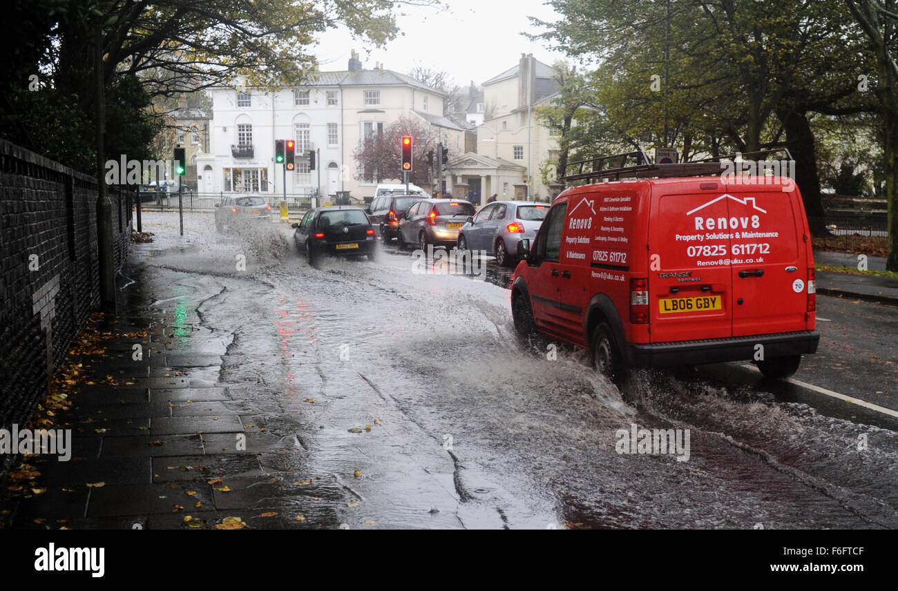 Brighton, UK. 17. November 2015. Verkehr fährt durch Hochwasser auf einer Straße in Brighton heute bei starkem Regen und starkem Wind Sturm Barney im Süden von Großbritannien Credit nähert: Simon Dack/Alamy Live News Stockfoto