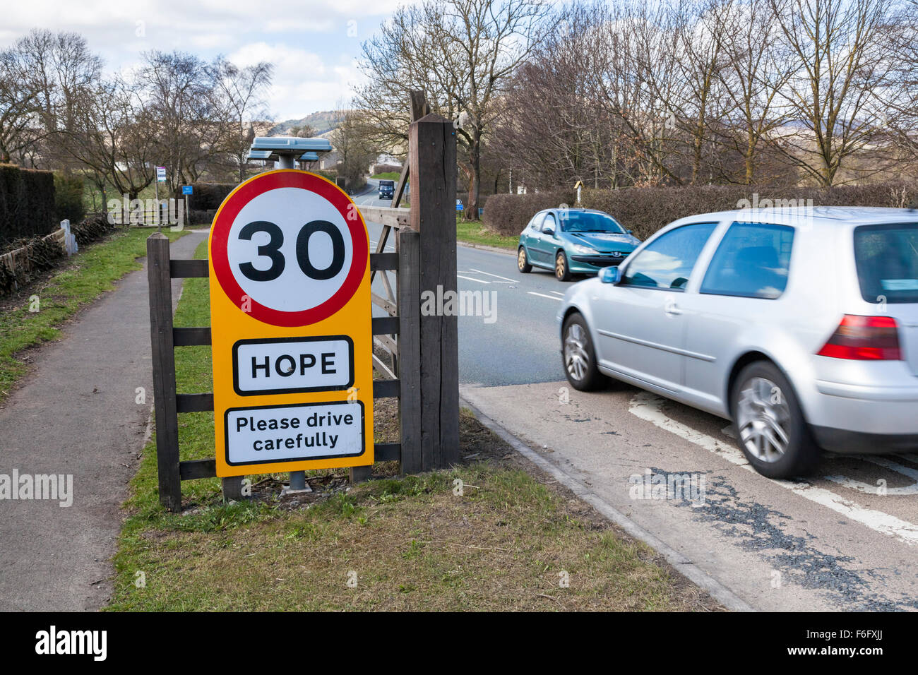 30 mph Höchstgeschwindigkeit Schild mit der Bitte vorsichtig fahren, wenden Sie sich bitte an der Hoffnung in Derbyshire, England, Großbritannien Stockfoto