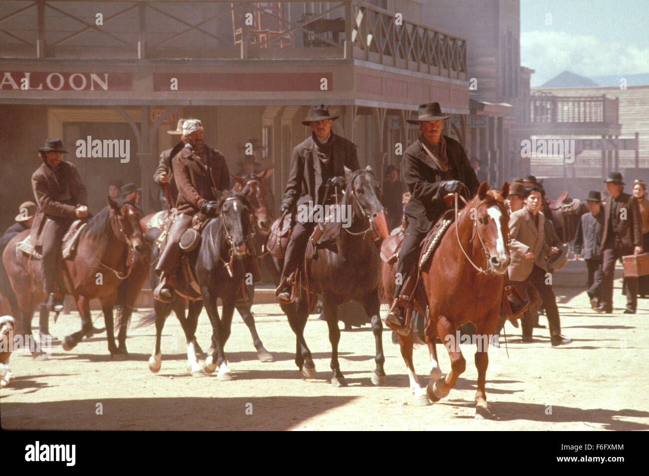 Datum der Freigabe: 24. Juni 1994. FILMTITEL: Wyatt Earp. STUDIO: WIG-Produktionen. PLOT: Wyatt Earp ist ein Film über einen Mann und seine Familie. Mehr von einem Dokumentarfilm als Hollywood Lametta, dieser Film zeigt uns die guten Zeiten und schlechten Zeiten eines der größten Helden des Westens. Bild: Szene aus dem Film. Stockfoto