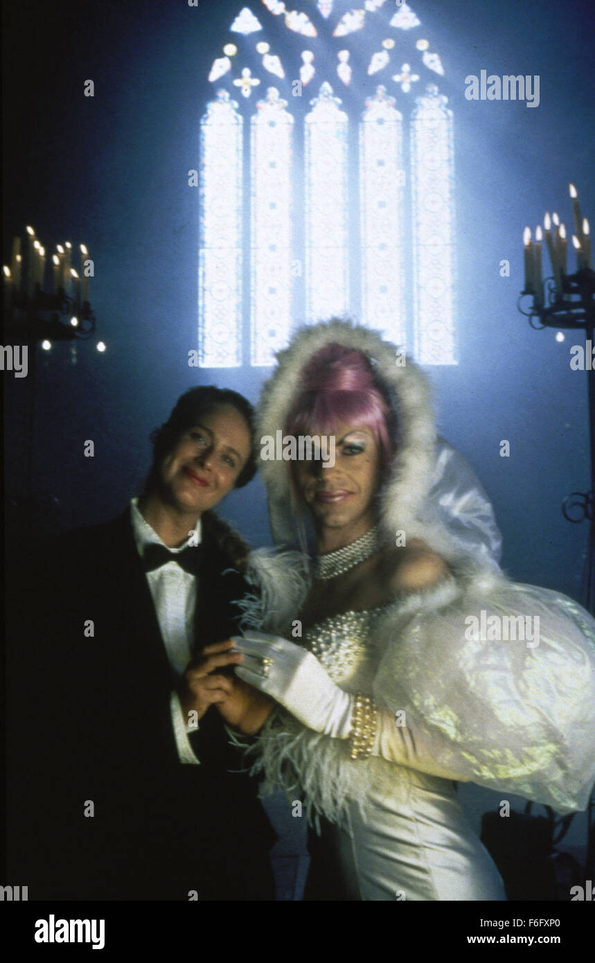 10. August 1994; Hollywood, Kalifornien, USA; Filmtitel: The Adventures of Priscilla, Königin der Wüste. 1994. Regie: Stephan Elliott. STUDIO: MGM. PLOT: Zwei Drag-Queens und eine transsexuelle begab sich nach einem Desertjourney auf einem Bus namens Priscilla. Ihr Ziel ist, dass eine Show in einem australischen Resort, aber einige unvorhersehbare Dinge passieren auf dem Weg ist. IM BILD: HUGO WEAVING. Stockfoto