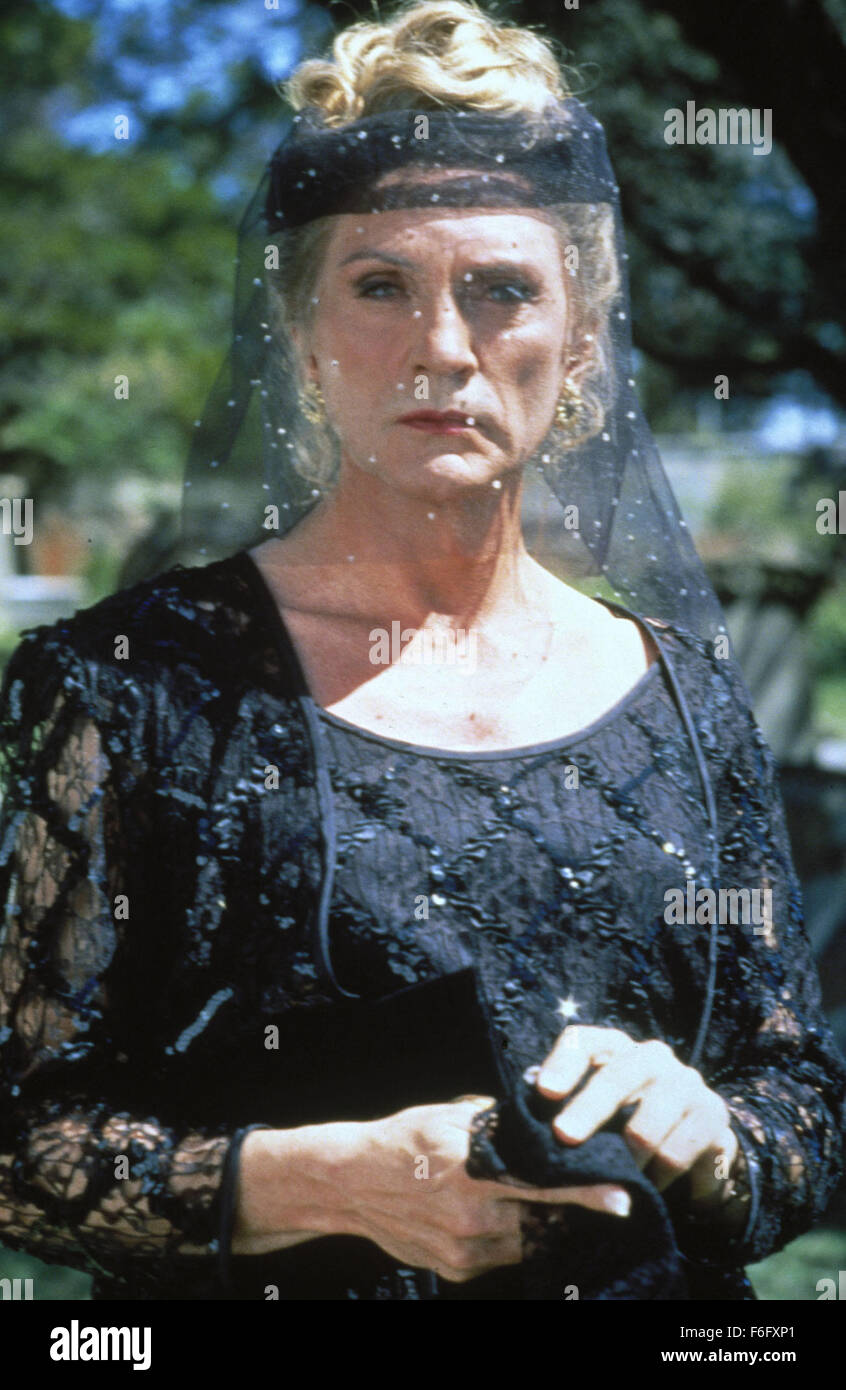 10. August 1994; Hollywood, Kalifornien, USA; Filmtitel: The Adventures of Priscilla, Königin der Wüste. 1994. Regie: Stephan Elliott. STUDIO: MGM. PLOT: Zwei Drag-Queens und eine transsexuelle begab sich nach einem Desertjourney auf einem Bus namens Priscilla. Ihr Ziel ist, dass eine Show in einem australischen Resort, aber einige unvorhersehbare Dinge passieren auf dem Weg ist. IM BILD: TERENCE STAMP. Stockfoto