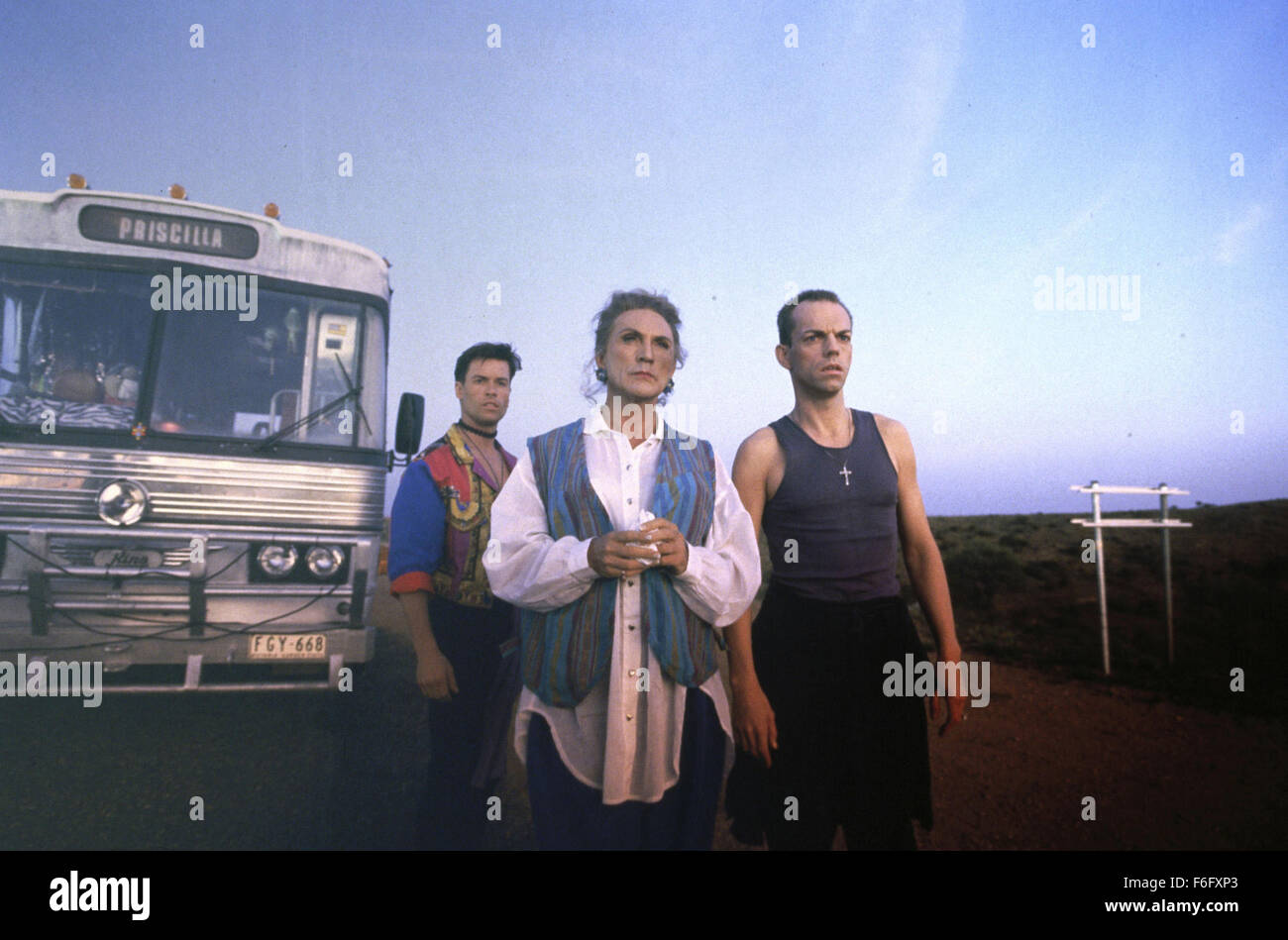 10. August 1994; Hollywood, Kalifornien, USA; Filmtitel: The Adventures of Priscilla, Königin der Wüste. 1994. Regie: Stephan Elliott. STUDIO: MGM. PLOT: Zwei Drag-Queens und eine transsexuelle begab sich nach einem Desertjourney auf einem Bus namens Priscilla. Ihr Ziel ist, dass eine Show in einem australischen Resort, aber einige unvorhersehbare Dinge passieren auf dem Weg ist. Bild: GUY PEARCE, HUGO WEAVING und TERENCE STAMP. Stockfoto