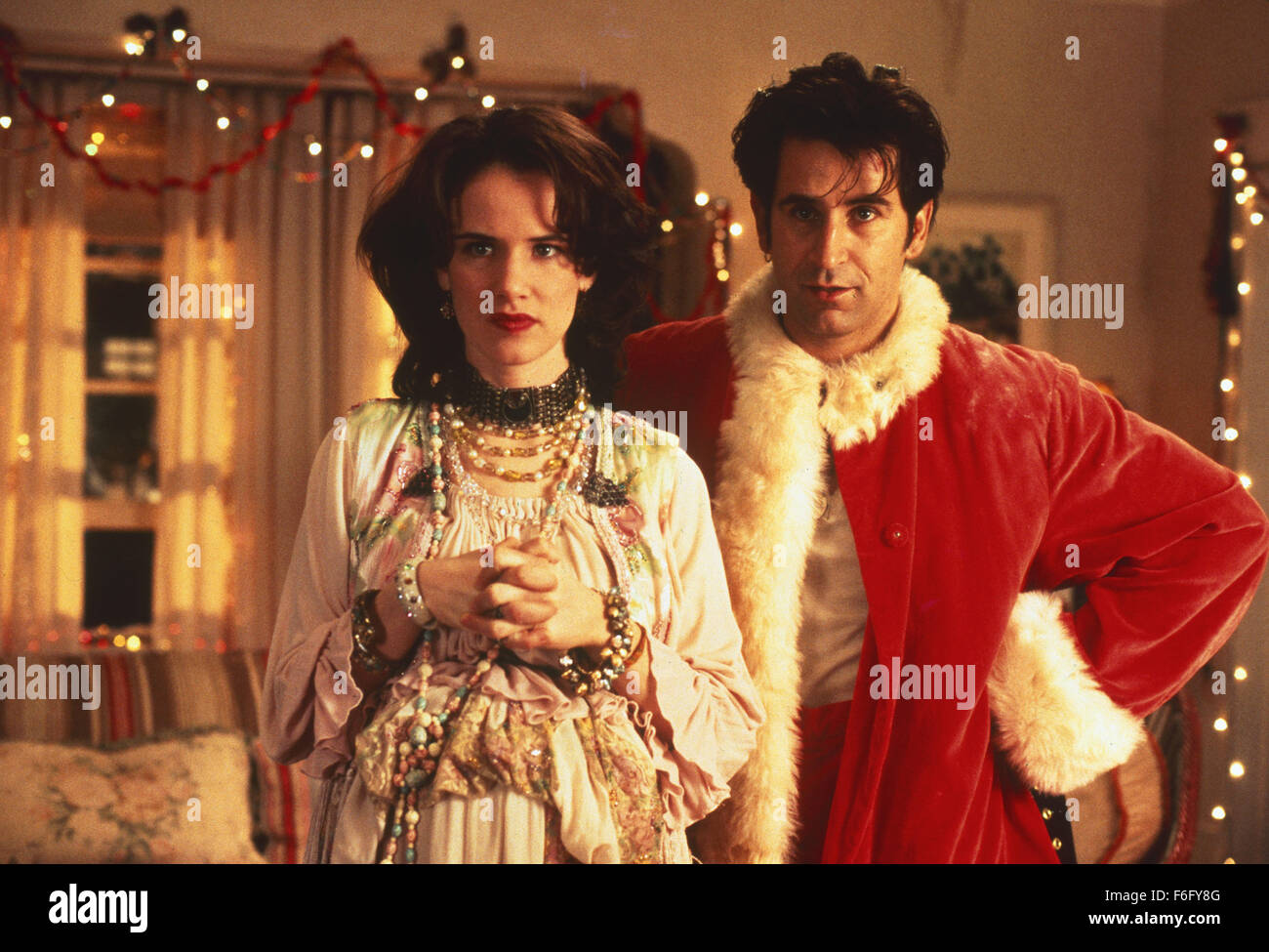 Datum der Freigabe: 21. Dezember 1994. FILMTITEL: Nussmischung. STUDIO: TriStar Pictures. PLOT: Hilip läuft eine Krisen-Hotline mit Catherine und Frau Munchnik. Das ist der einfache Teil, jetzt wird es schwierig... Stanley liebt es Menschen zu vertreiben und er Philip hinauswirft. Philip liebt es Menschen zu helfen und er wird geliebt von Catherine. Catherine wird von Louie geliebt, liebt, Songs zu schreiben. Chris Songs tanzt gerne und liebt es, große Kleider zu tragen. Gracie liebt auch große Kleider zu tragen, weil sie schwanger ist. Sie liebt den Vater des Kindes, Felix, der liebt es zu malen. Bleibt nur noch Frau Munchnik, die von Anyb geliebt worden ist nicht Stockfoto