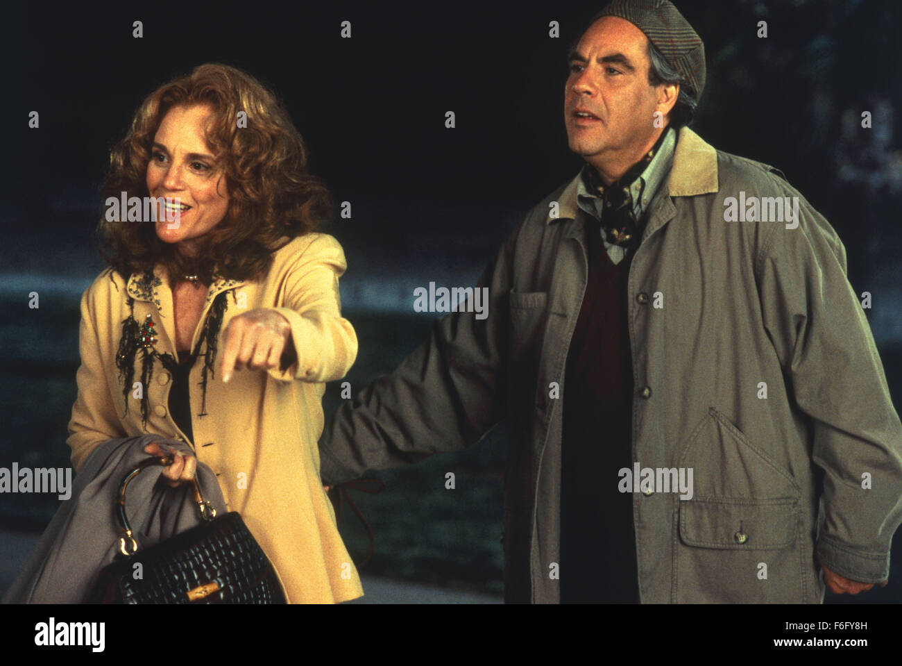 Datum der Freigabe: 21. Dezember 1994. FILMTITEL: Nussmischung. STUDIO: TriStar Pictures. PLOT: Hilip läuft eine Krisen-Hotline mit Catherine und Frau Munchnik. Das ist der einfache Teil, jetzt wird es schwierig... Stanley liebt es Menschen zu vertreiben und er Philip hinauswirft. Philip liebt es Menschen zu helfen und er wird geliebt von Catherine. Catherine wird von Louie geliebt, liebt, Songs zu schreiben. Chris Songs tanzt gerne und liebt es, große Kleider zu tragen. Gracie liebt auch große Kleider zu tragen, weil sie schwanger ist. Sie liebt den Vater des Kindes, Felix, der liebt es zu malen. Bleibt nur noch Frau Munchnik, die von Anyb geliebt worden ist nicht Stockfoto