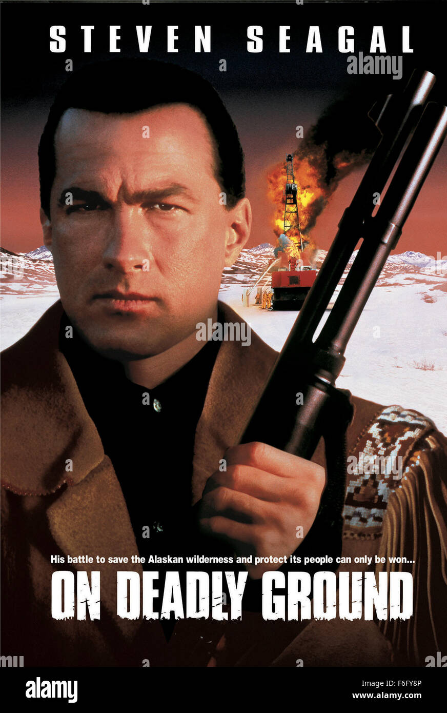 Datum der Freigabe: 18. Februar 1994. FILMTITEL: Auf tödliche Boden. STUDIO: Seagal Nasso Productions. PLOT: Posing als eine ökologische Geschichte über einen korrupten Öl Firmeninhaber Jennings, genannt, der vor nichts, eine neue Raffinerie in Alaska zu öffnen, ist dies nur eine Ausrede für ein weiteres Action-Film. Fäuste, Füße, Kugeln und Bomben in Hülle und Fülle als Wald Taft, ein verärgerter Mitarbeiter wird von einem Eskimo-Chef als Retter seines Volkes gewählt. Wald Mission ist es, zu verhindern, dass die neue Raffinerie online gehen, bevor die Landrechte an die Eskimos zurückgegeben werden. Der Gott verdammt lächerliche Dialog soll Gott verdammt sein Stockfoto