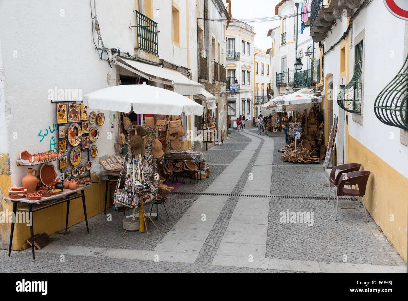 EVORA, PORTUGAL - 29 SEPTEMBER: Unbekannte Menschen beim Einkaufen in der Hauptstraße im Zentrum von Evora am 29. September 2015. Evo Stockfoto