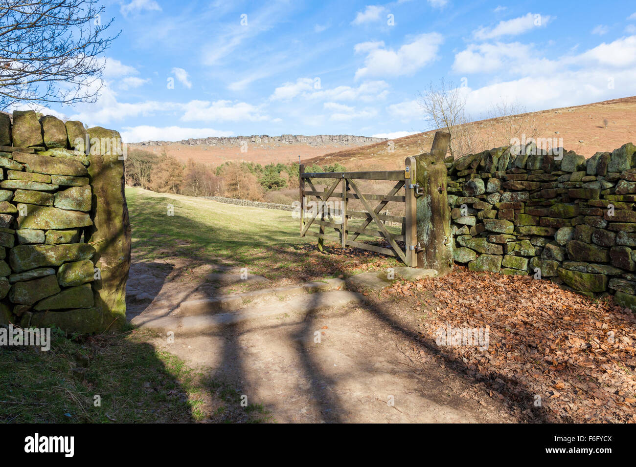 Fußweg durch eine offene Holz- 5 bar farm Gate auf Ackerland in North Derbyshire Peak District, England, Großbritannien Stockfoto