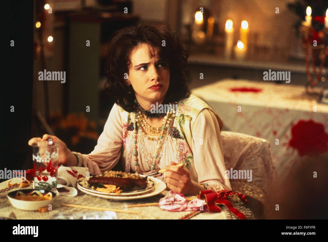 Datum der Freigabe: 21. Dezember 1994. FILMTITEL: Nussmischung. STUDIO: TriStar Pictures. PLOT: Hilip läuft eine Krisen-Hotline mit Catherine und Frau Munchnik. Das ist der einfache Teil, jetzt wird es schwierig... Stanley liebt es Menschen zu vertreiben und er Philip hinauswirft. Philip liebt es Menschen zu helfen und er wird geliebt von Catherine. Catherine wird von Louie geliebt, liebt, Songs zu schreiben. Chris Songs tanzt gerne und liebt es, große Kleider zu tragen. Gracie liebt auch große Kleider zu tragen, weil sie schwanger ist. Sie liebt den Vater des Kindes, Felix, der liebt es zu malen. Bleibt nur noch Frau Munchnik, die von Anyb geliebt worden ist nicht Stockfoto