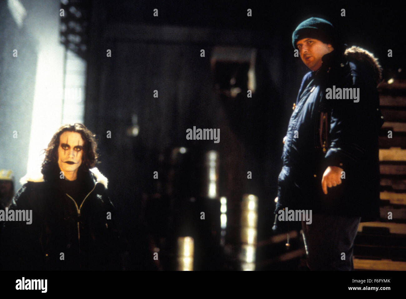 Erscheinungsdatum: 11. Mai 1994. FILMTITEL: Die Krähe. STUDIO: Miramax Filme. PLOT: Eric Draven und seine Verlobte sind auf des Teufels, eine Nacht ermordet als Handlanger des Gangsterbosses Top Dollar mutwillige Gewalttaten und Brandstiftung traditionell frönen. Eine Krähe bringt Dravens rastlose Seele zurück von den Toten, und er legt, um Rache an seinen Mördern anrichten. Im Bild: BRANDON LEE als Eric Draven. Stockfoto