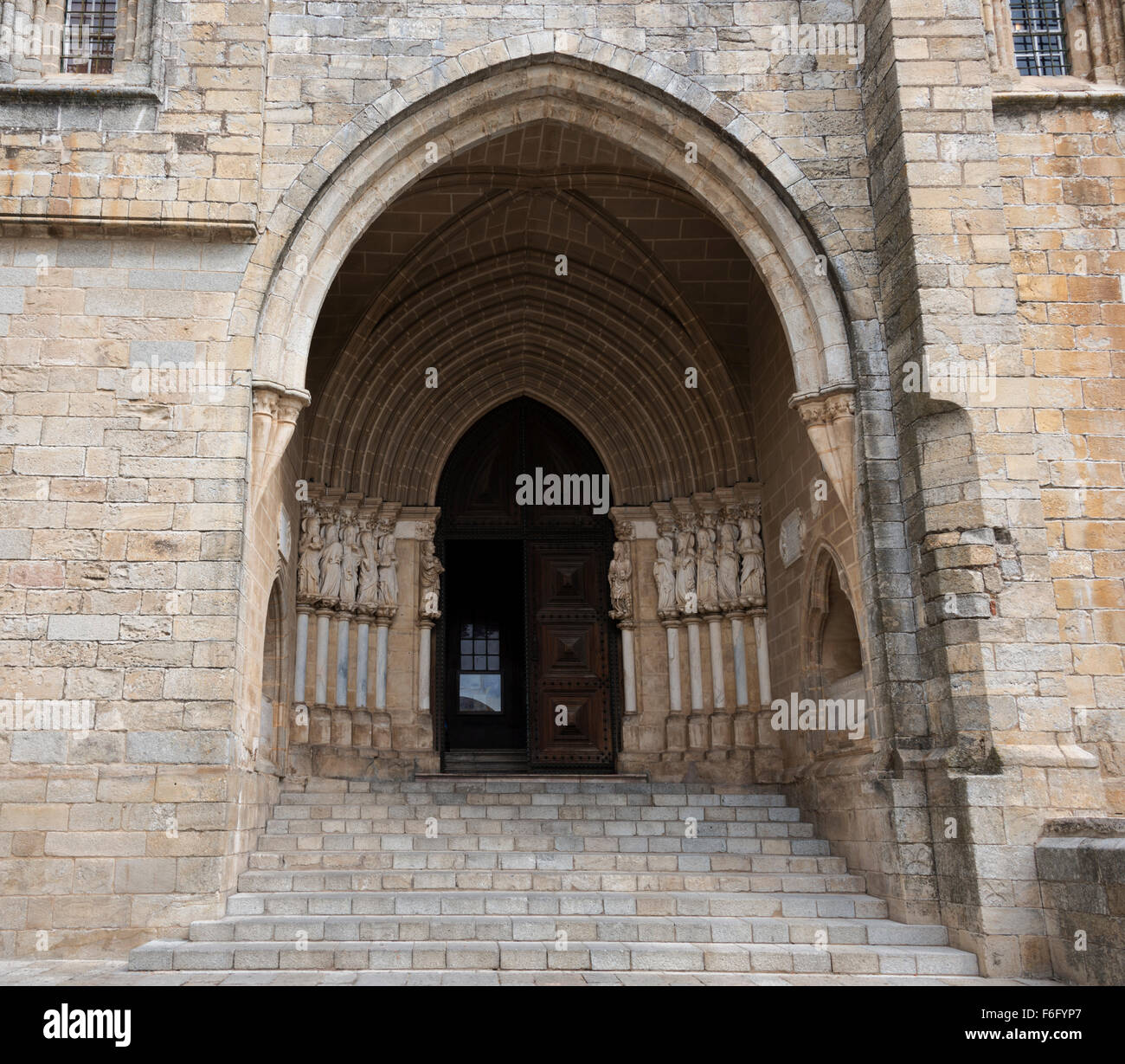 der Eingang zur Kirche in Evora, portugal Stockfoto