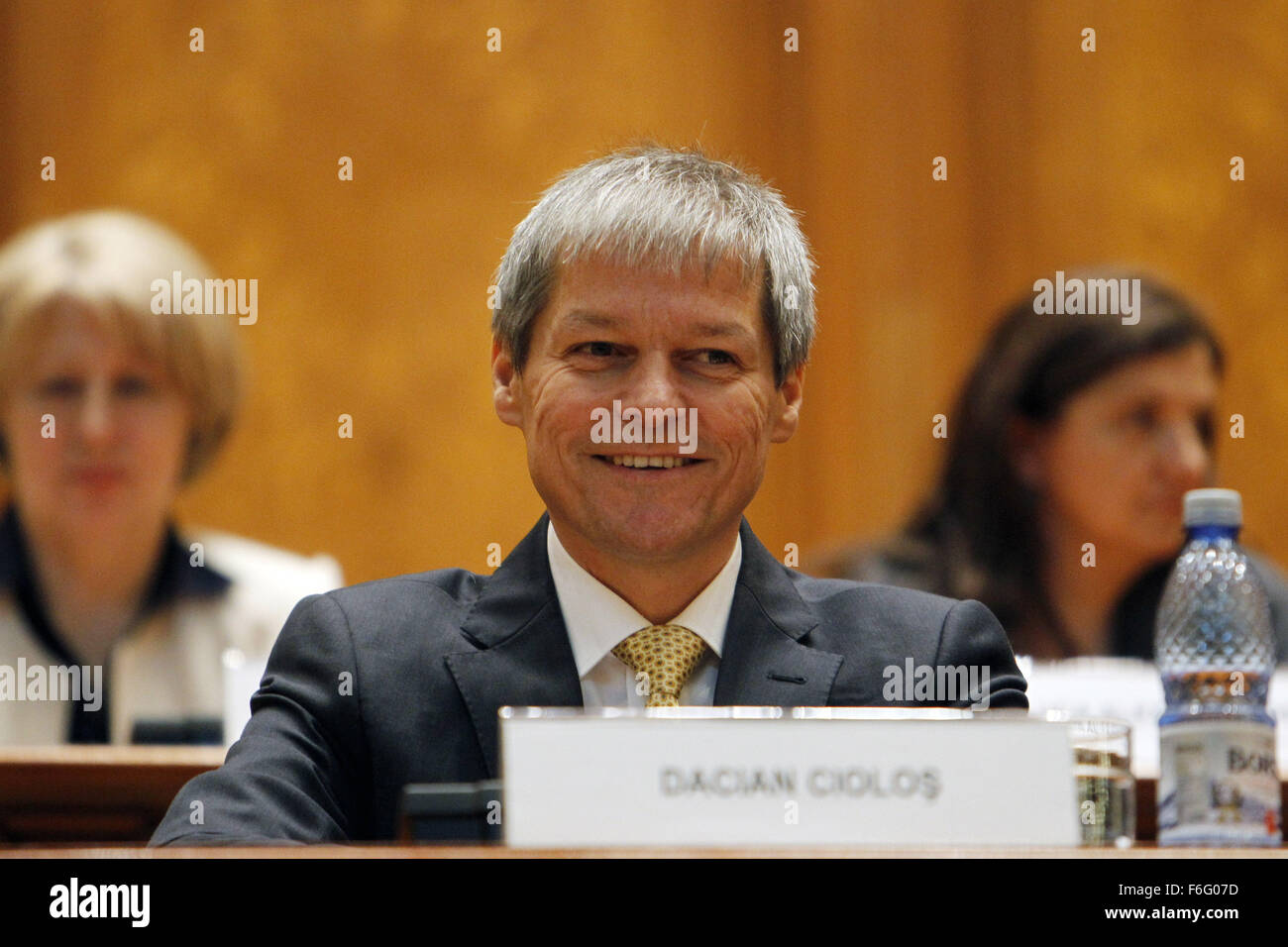 Bukarest, Rumänien. 17. November 2015. Rumäniens Premierminister designierte Dacian Ciolos ist im rumänischen Parlament während der Validierung Abstimmung Sitzung in Bukarest, Rumänien, 17. November 2015 gesehen. Das rumänische Parlament am Dienstag genehmigte mit einer komfortablen Mehrheit der Technokraten-Kabinett unter der Leitung von unabhängigen Dacian Ciolos, ehemaliger EU-Agrarkommissar. Bildnachweis: Cristian Cristel/Xinhua/Alamy Live-Nachrichten Stockfoto