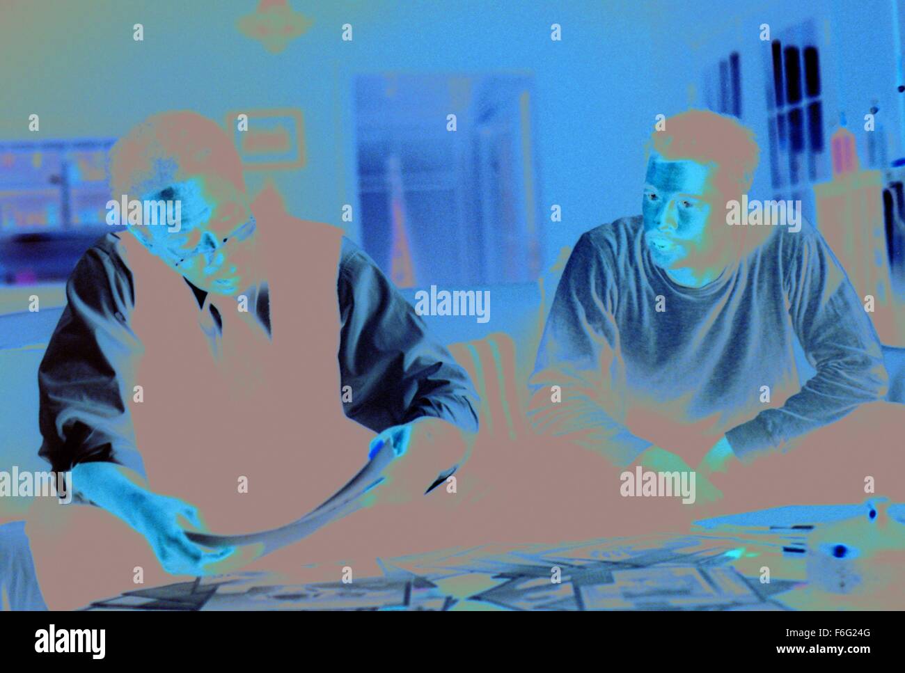 Datum der Freigabe: 22. September 1995. FILMTITEL: Se7en. STUDIO: New Line Cinema. PLOT: Polizei-Drama über zwei Polizisten, eine neue und will gehen, nach einem Serienmörder, der mit den sieben Todsünden als seine MO.-Bild: MORGAN FREEMAN als Detective Lt. William Somerset und BRAD PITT als Detective David Mills. Stockfoto