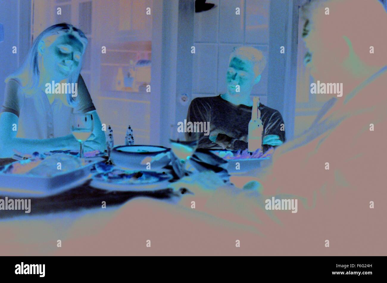 Datum der Freigabe: 22. September 1995. FILMTITEL: Se7en. STUDIO: New Line Cinema. PLOT: Polizei-Drama über zwei Polizisten, eine neue und will gehen, nach einem Serienmörder, der mit den sieben Todsünden als seine MO.-Bild: GWYNETH PALTROW als Tracy Mühlen mit BRAD PITT als Detective David Mills und MORGAN FREEMAN als Detective Lt. William Somerset. Stockfoto