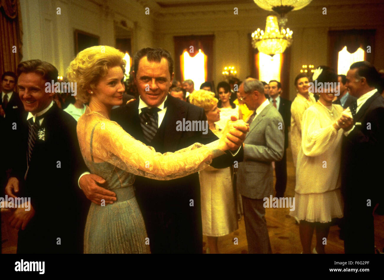 20. Dezember 1995; Los Angeles, Kalifornien, USA; Schauspieler JOE ALLEN als Pat Nixon und ANTHONY HOPKINS als Richard Nixon in "Nixon". Unter der Regie von Oliver Stone. Stockfoto