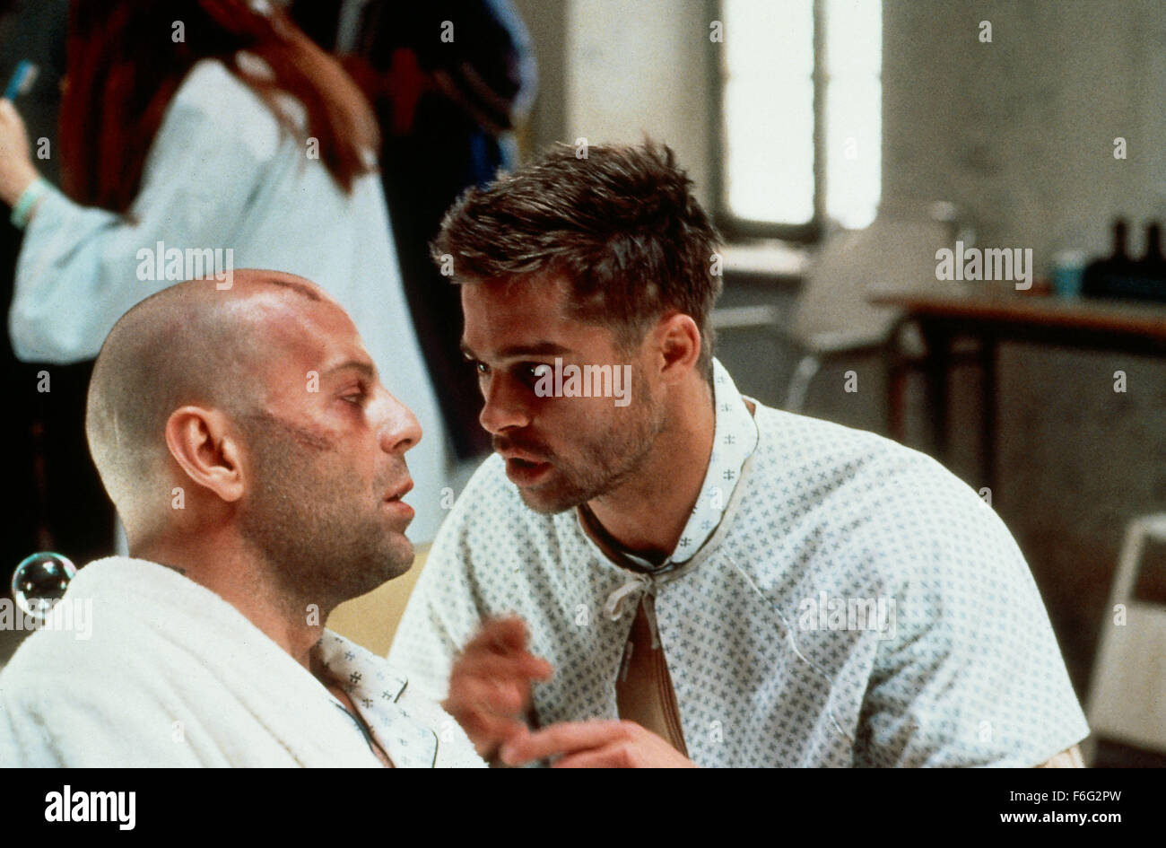 27. Dezember 1995; Philadelphia, PA, USA; Schauspieler BRUCE WILLIS Stars wie James Cole mit BRAD PITT als Jeffrey Goines in "Twelve Monkeys". Stockfoto