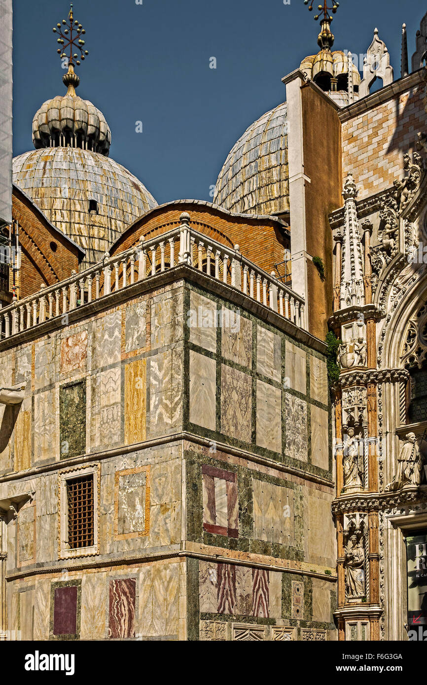 Teil der vorderen Fassade Basilika von San Marco Venedig Italien Stockfoto