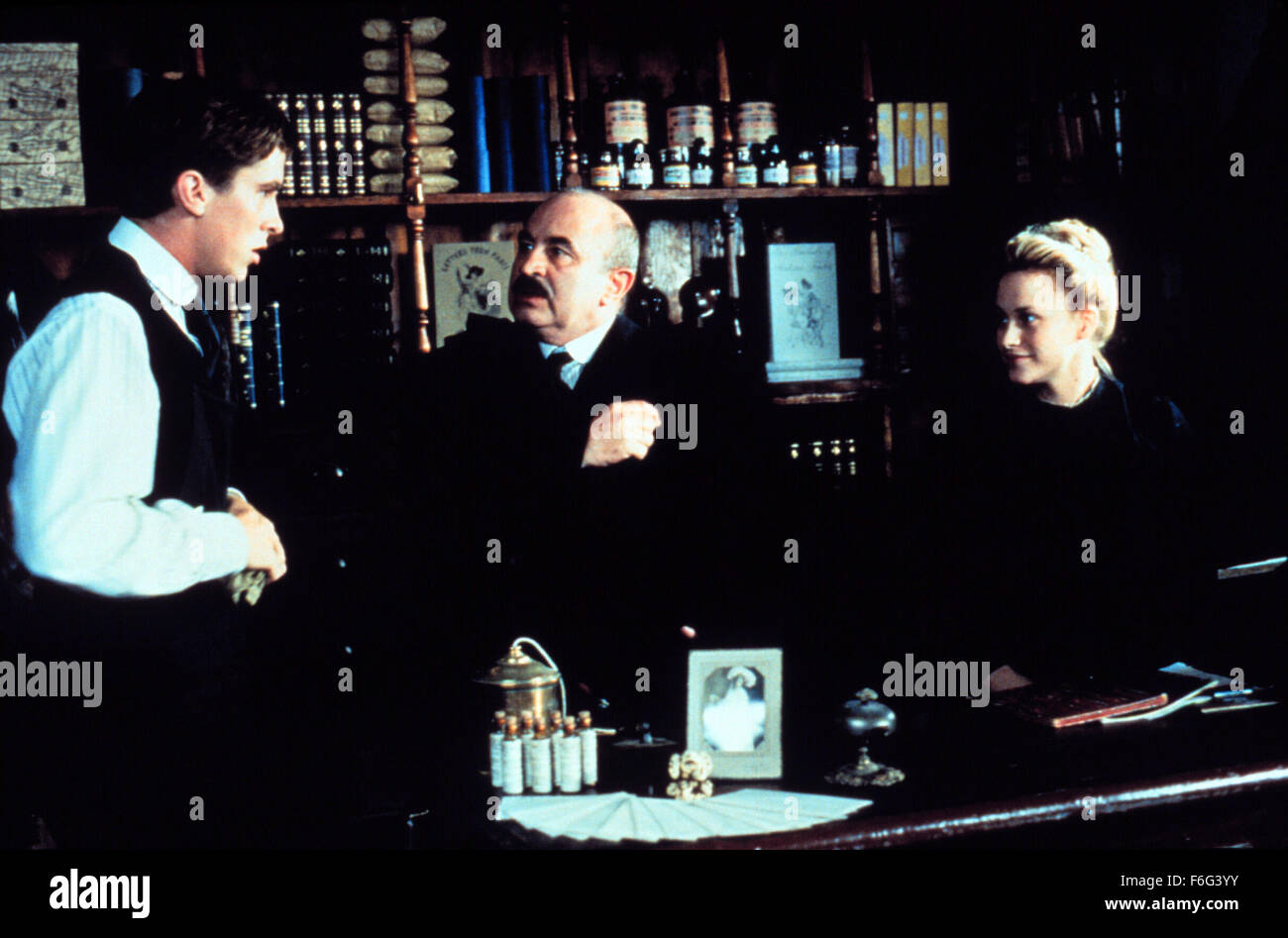 Sep 07, 1996; Hollywood, Kalifornien, USA; CHRISTIAN BALE als Stevie, BOB HOSKINS als Verloc und PATRICIA ARQUETTE als Winnie in '' The Secret Agent'' unter der Regie von Christopher Hampton. Stockfoto