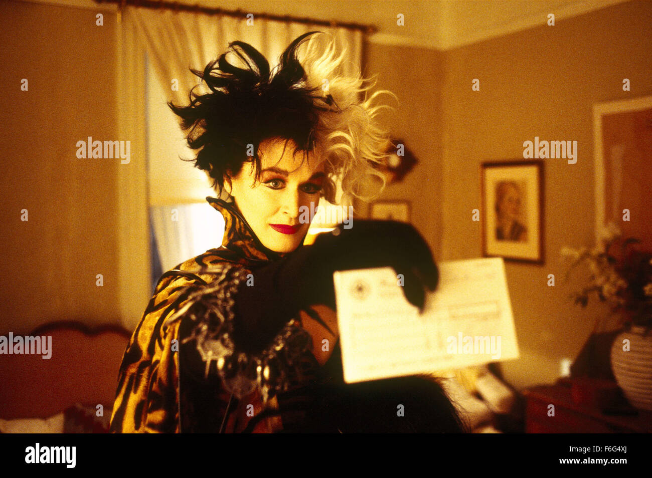 21. Januar 1996; London, UK; Schauspielerin GLENN CLOSE als Cruella De Vil in "101 Dalmatiner". Unter der Regie von Stephen Herek Stockfoto