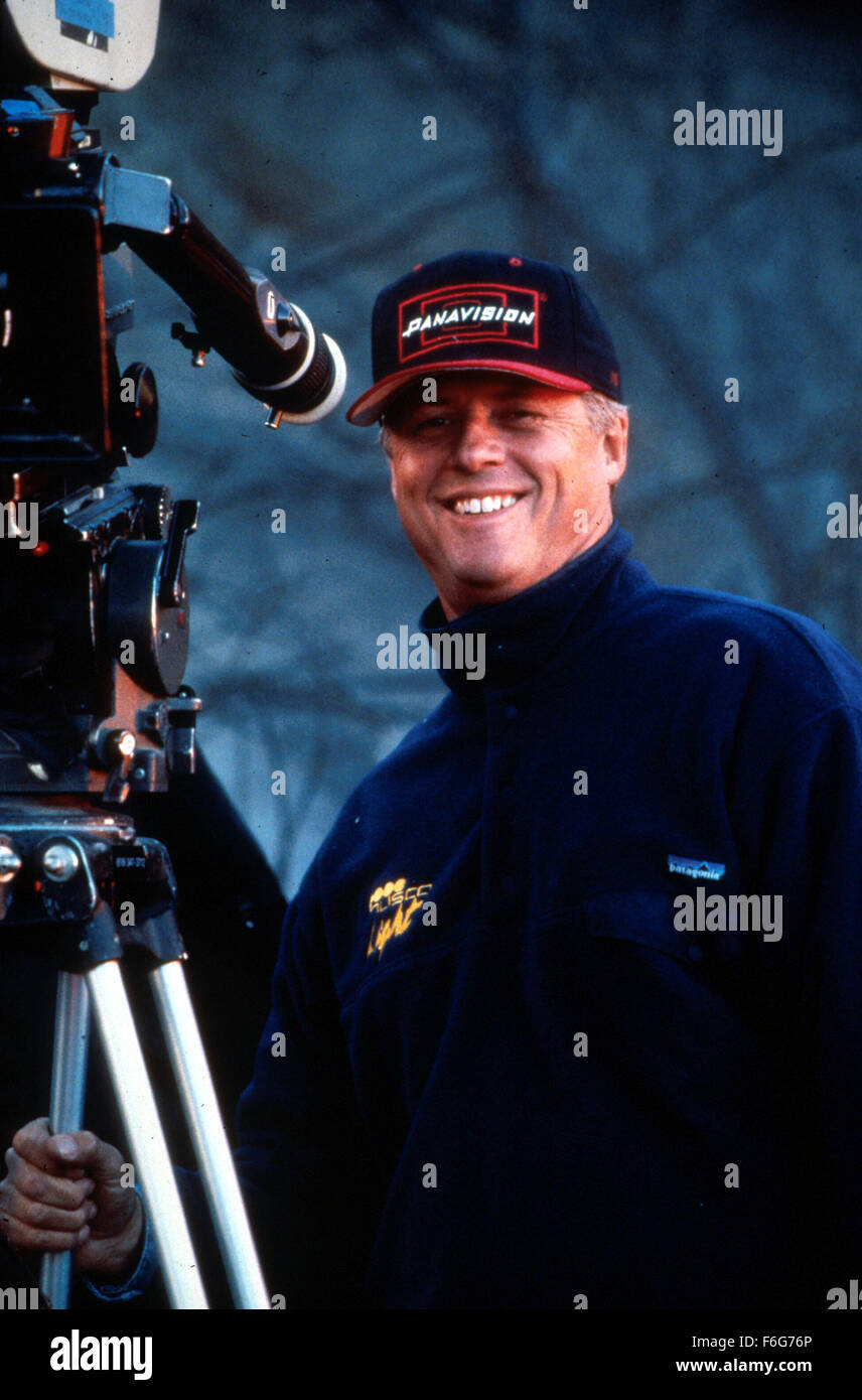 11. Mai 1997; Los Angeles, Kalifornien, USA; Regisseur ROGER DONALDSON am Set von "Dantes Peak." Stockfoto