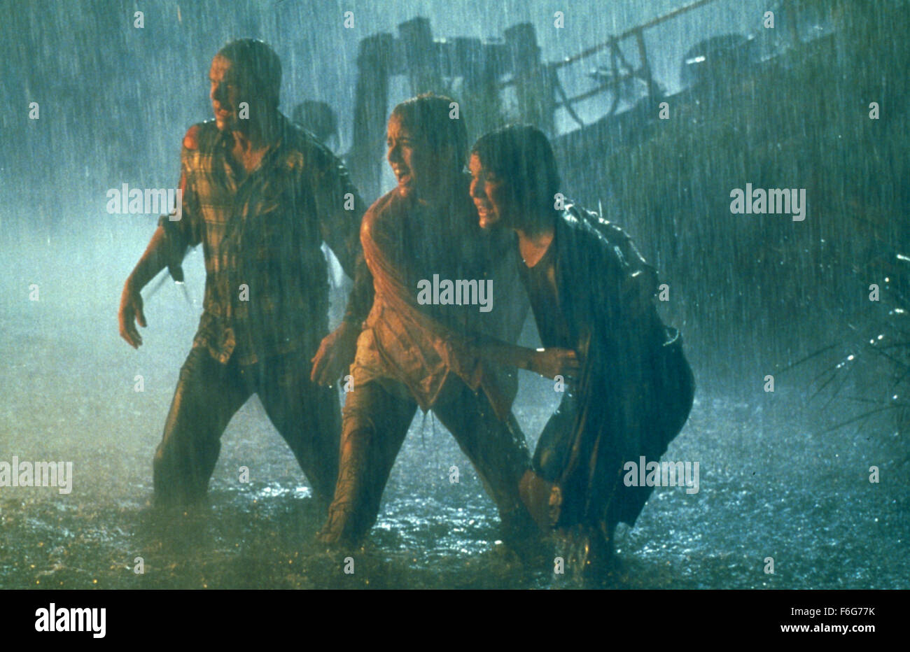 Datum der Freigabe: 19. Mai 1997. FILMTITEL: The Lost World: Jurassic Park. STUDIO: Universal Pictures. PLOT: Der Film holt vier Jahre nach der Katastrophe am Jurassic Park. Auf einer nahe gelegenen Insel Dinosaurier haben heimlich überlebt und durfte frei herumlaufen, aber jetzt gibt es eine bedrohliche Bedrohung--einen Plan zu erfassen und die Dinosaurier mit dem Festland zu bringen. John Hammond, die Kontrolle über seine Firma InGen verloren hat, sieht eine Chance, sich für seine Fehler der Vergangenheit zu erlösen und schickt eine Expedition unter der Leitung von Ian Malcolm, die Insel zu erreichen, bevor das Söldnerteam ans Ziel bringt. Die beiden Gruppen konfrontiert miteinander Stockfoto