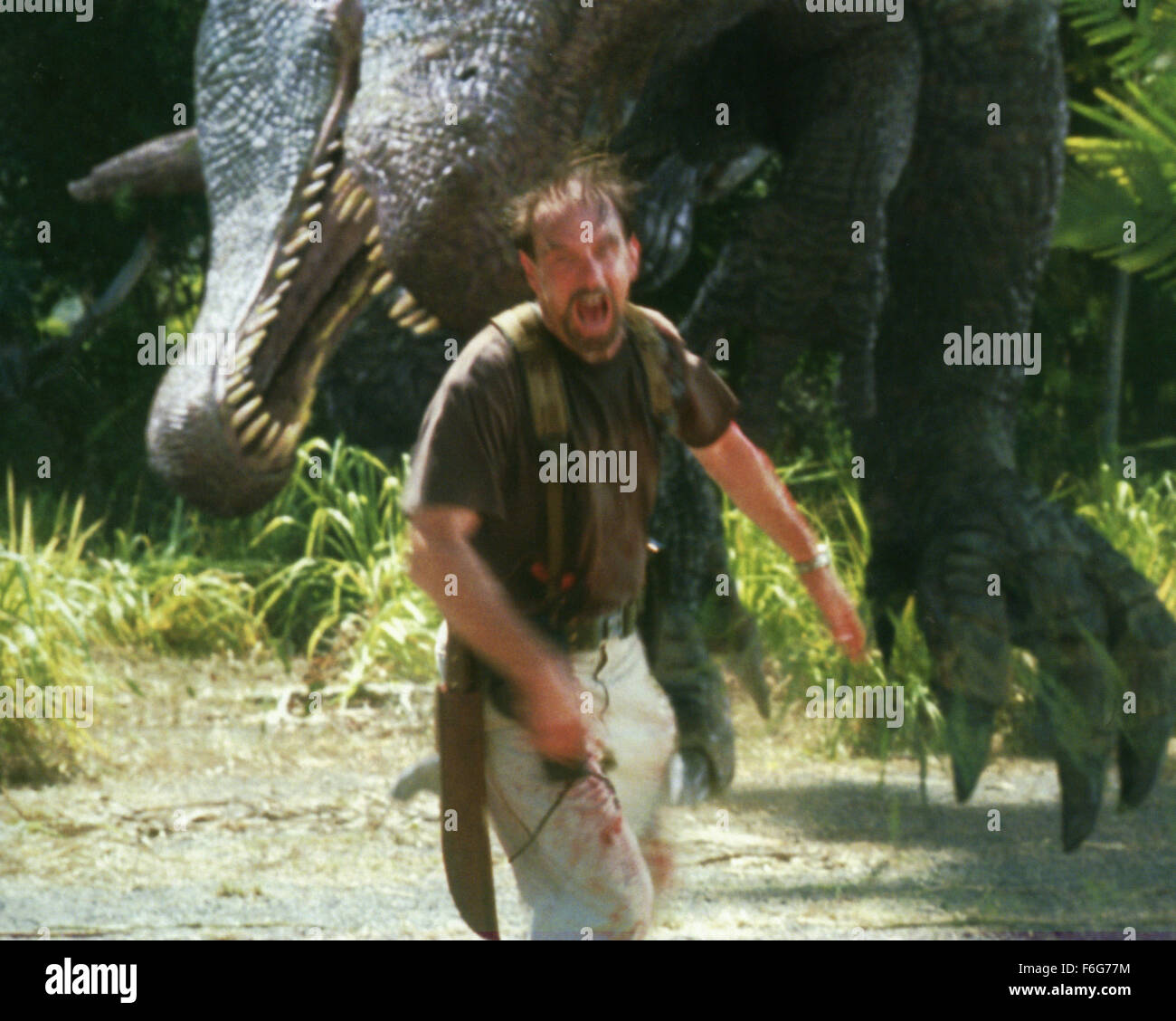 Datum der Freigabe: 19. Mai 1997. FILMTITEL: The Lost World: Jurassic Park. STUDIO: Universal Pictures. PLOT: Der Film holt vier Jahre nach der Katastrophe am Jurassic Park. Auf einer nahe gelegenen Insel Dinosaurier haben heimlich überlebt und durfte frei herumlaufen, aber jetzt gibt es eine bedrohliche Bedrohung--einen Plan zu erfassen und die Dinosaurier mit dem Festland zu bringen. John Hammond, die Kontrolle über seine Firma InGen verloren hat, sieht eine Chance, sich für seine Fehler der Vergangenheit zu erlösen und schickt eine Expedition unter der Leitung von Ian Malcolm, die Insel zu erreichen, bevor das Söldnerteam ans Ziel bringt. Die beiden Gruppen konfrontiert miteinander Stockfoto