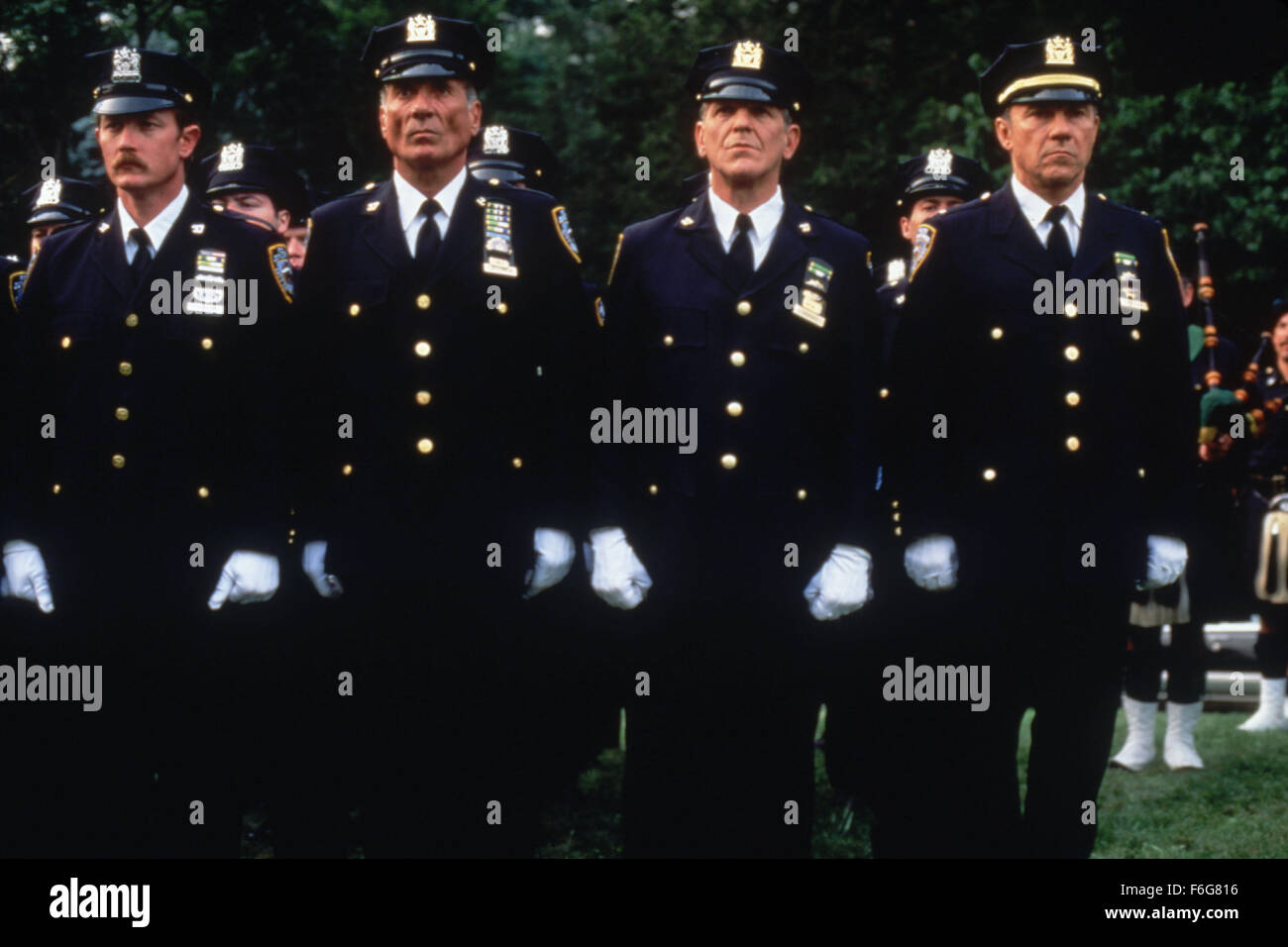 15. August 1997; Edgewater, NJ, USA;  Schauspieler HARVEY KEITEL als Ray Donlan und ROBERT PATRICK als Jack Rucker in "Copland." Stockfoto