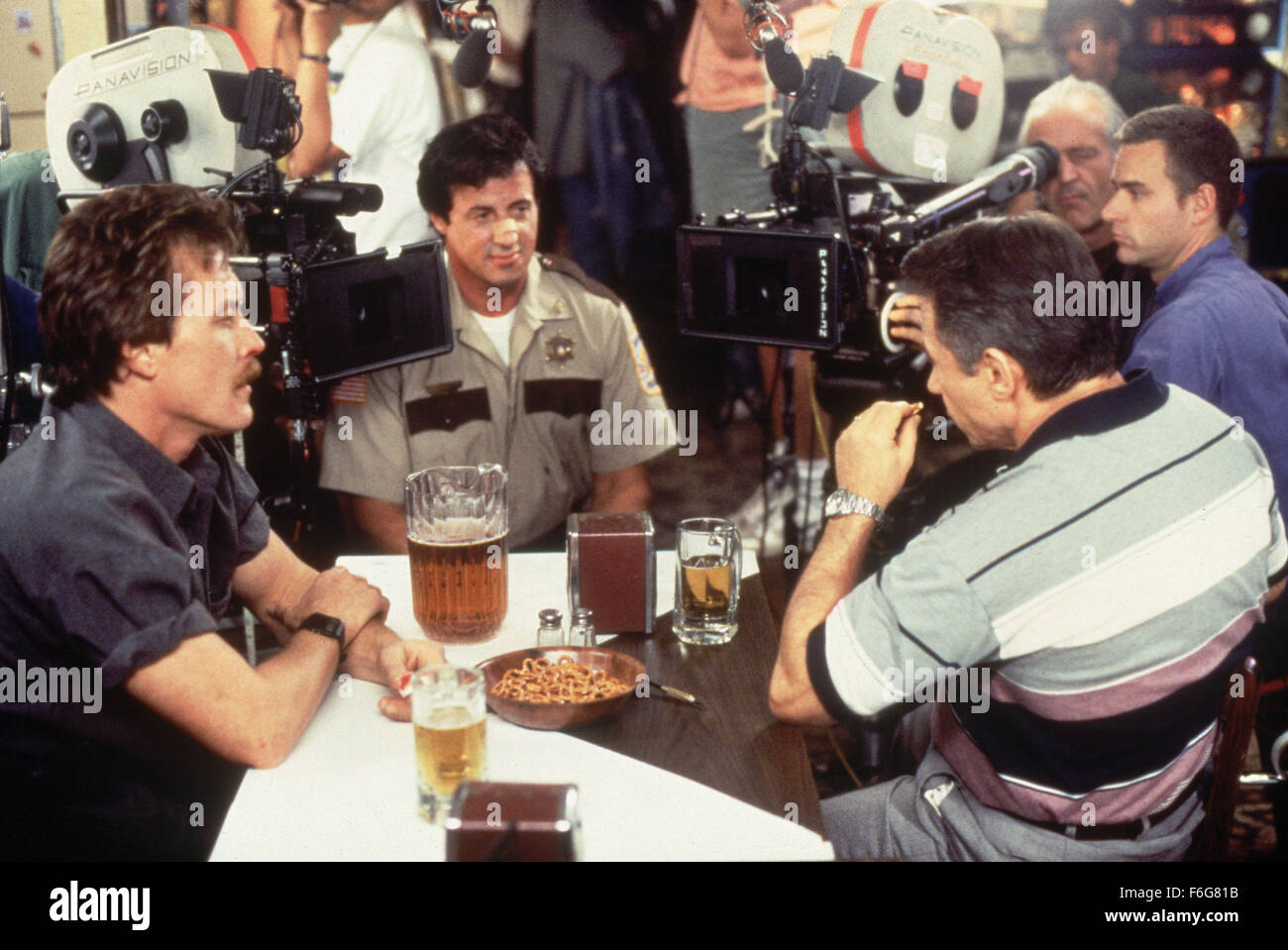 15. August 1997; Edgewater, NJ, USA; Schauspieler HARVEY KEITEL als Ray Donlan, SYLVESTER STALLONE als Sheriff Freddy Heflin und ROBERT PATRICK als Jack Rucker in "Copland." Stockfoto