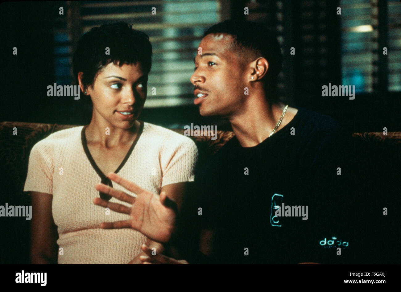 20. Februar 1998; Los Angeles, Kalifornien, USA; Schauspielerin TAMARA TAYLOR als Janice und Schauspieler MARLON WAYANS als Darryl in "Sinnlos". Regie: Penelope Spheeris. Stockfoto