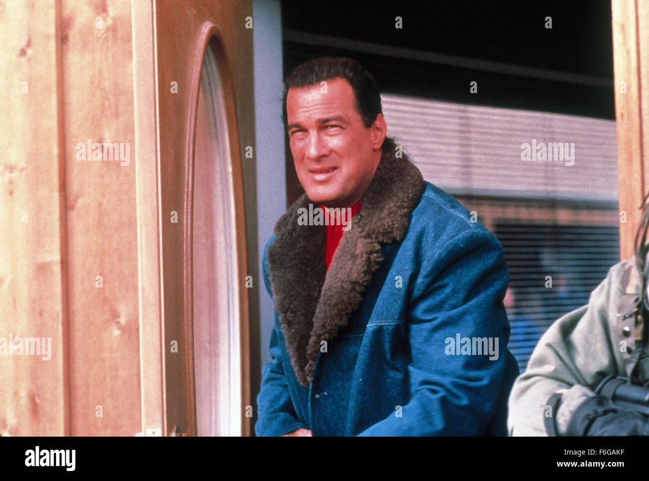 23. April 1998; Hollywood, Kalifornien, USA; Bild von Dean Semlers Action-Thriller unter Belagerung Darsteller STEVEN SEAGAL als Dr. Wesley McClaren. Stockfoto