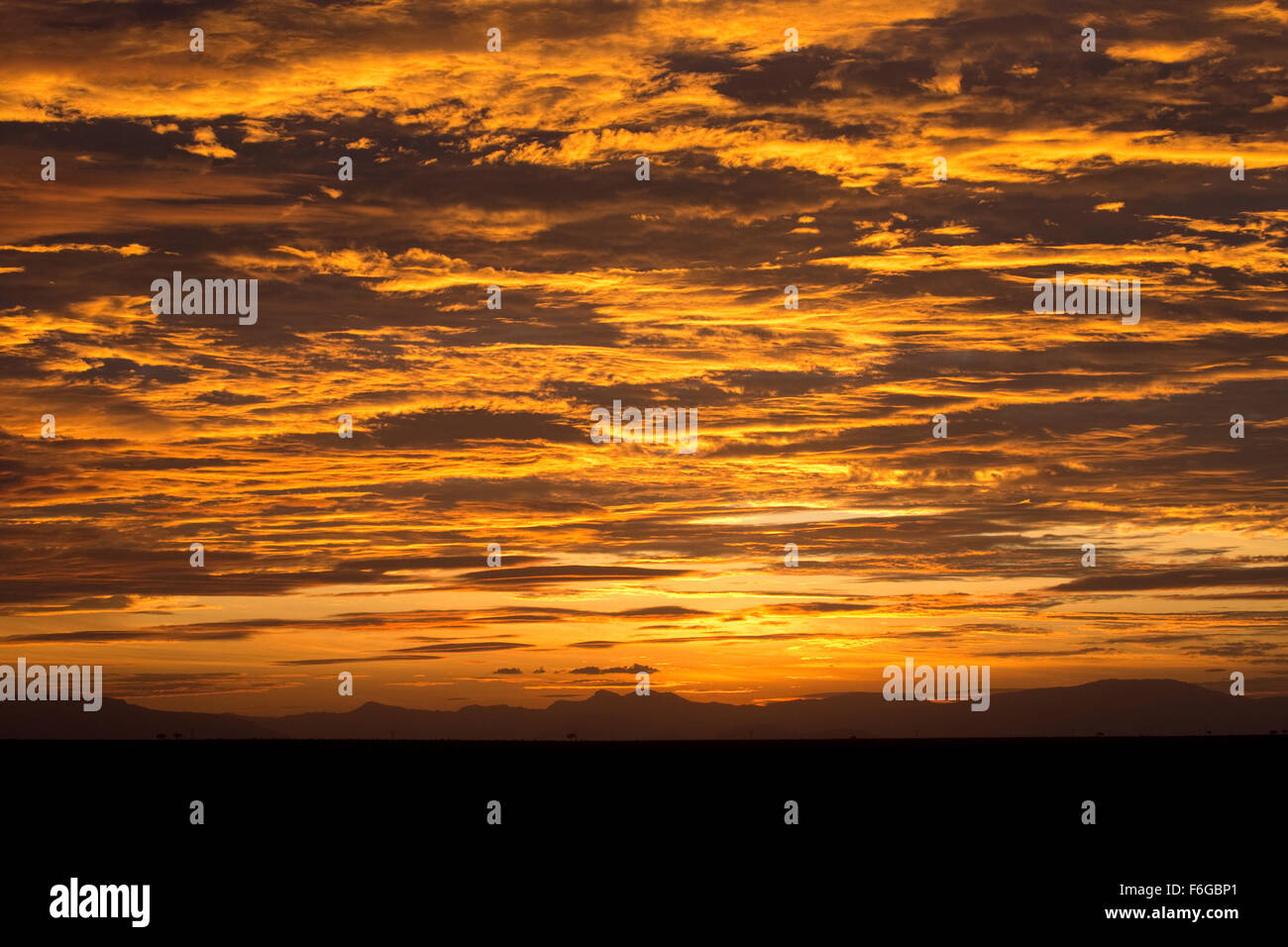 Spektakulärer Sonnenuntergang gegen Taita Hills-Tsavo East Nationalpark Kenia Stockfoto